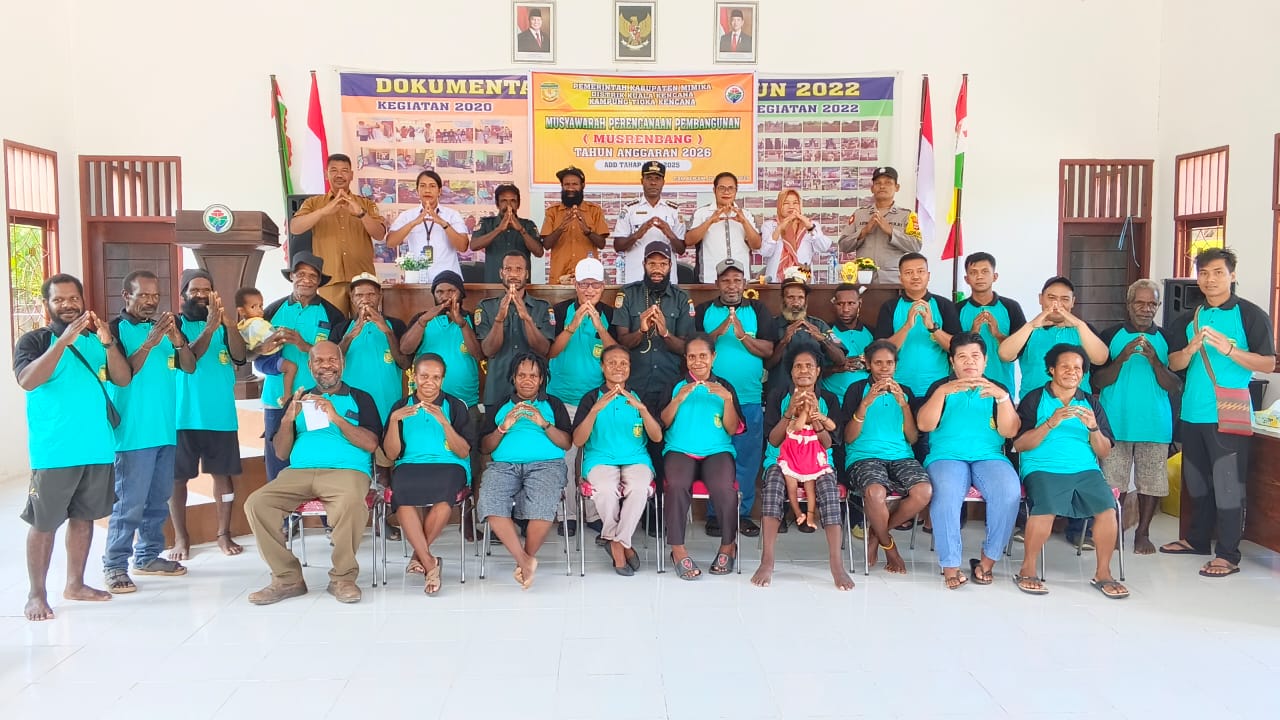 Kepala Distrik kuala Kencana, Yemi Gobai, Kepala Kampung Tioka Kencana, Elmi Wunga, Sekertaris Kampung Tioka Kencana Andi Sahrul Akbar dan pendamping Desa saat foto bersama peserta musrenbang
