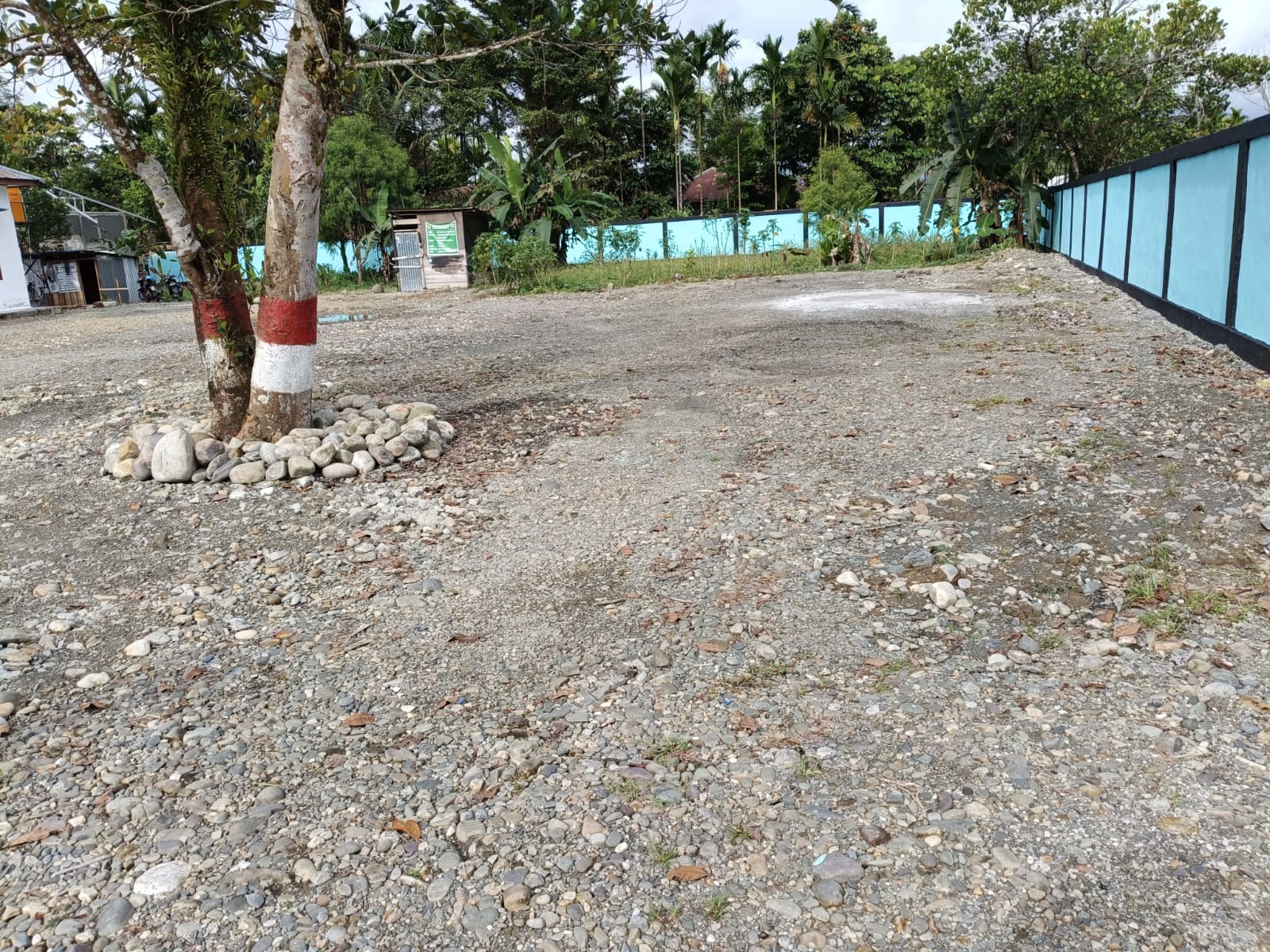 Halaman Kantor Kampung Karya Kencana tampak bersih