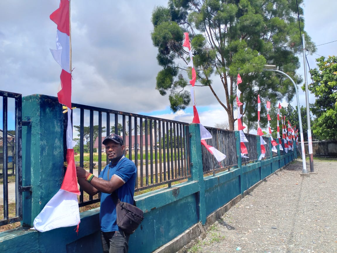 SAMBUT HARI KEMERDEKAAN RI, KAMPUNG MIMIKA GUNUNG PASANG BENDERA, UMBUL-UMBUL DAN RENOVASI BALAI KAMPUNG