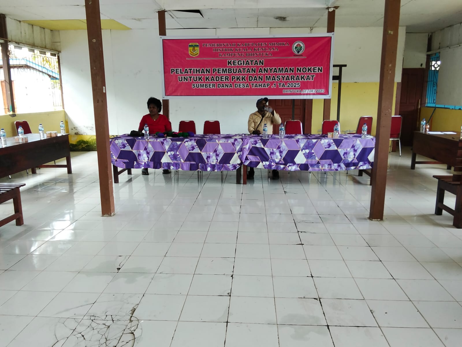 Suasana pembukaan kegiatan pelatihan menganyam noken