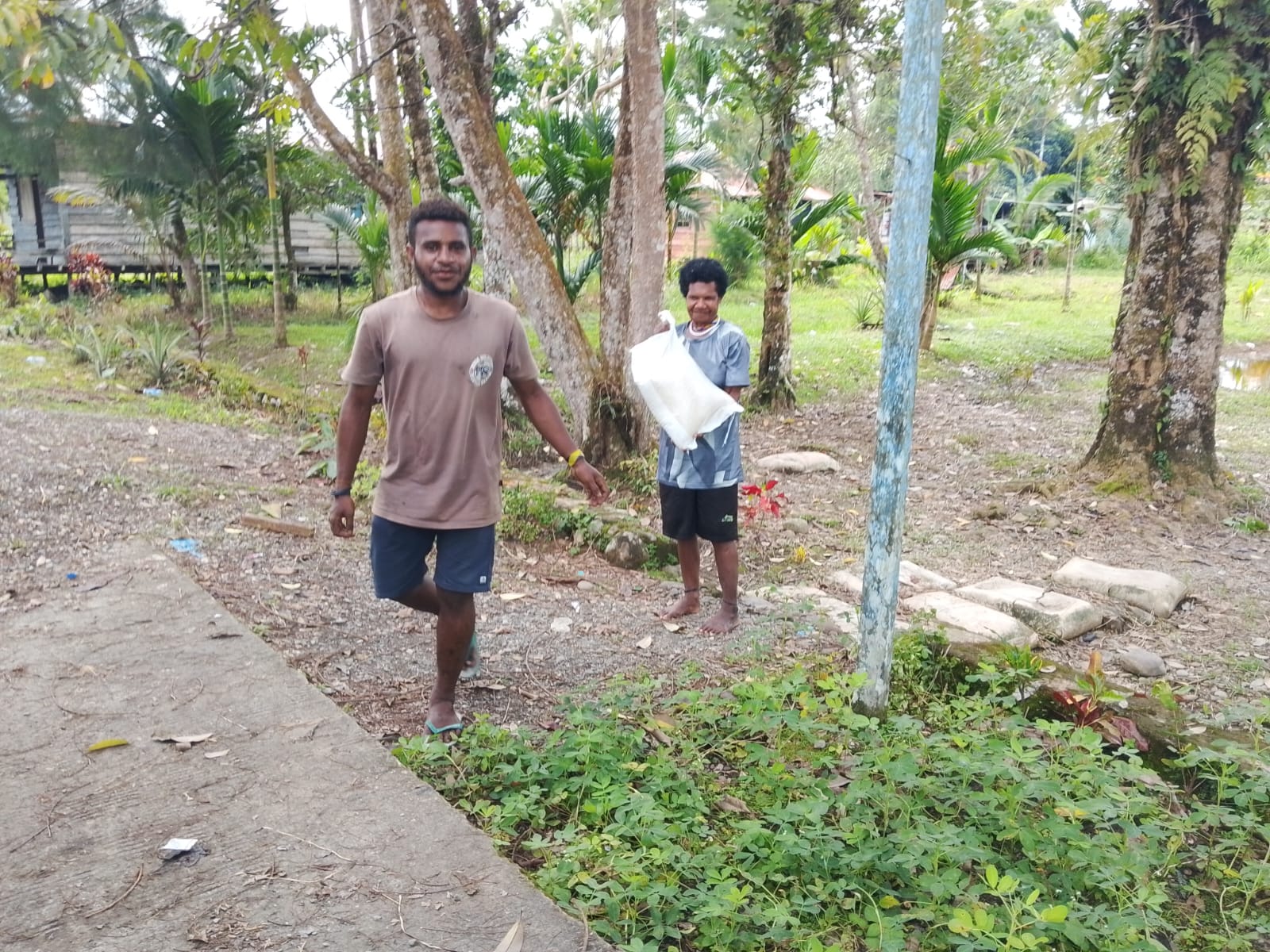 Warga Kampung Utikini II saat menerima bantuan beras