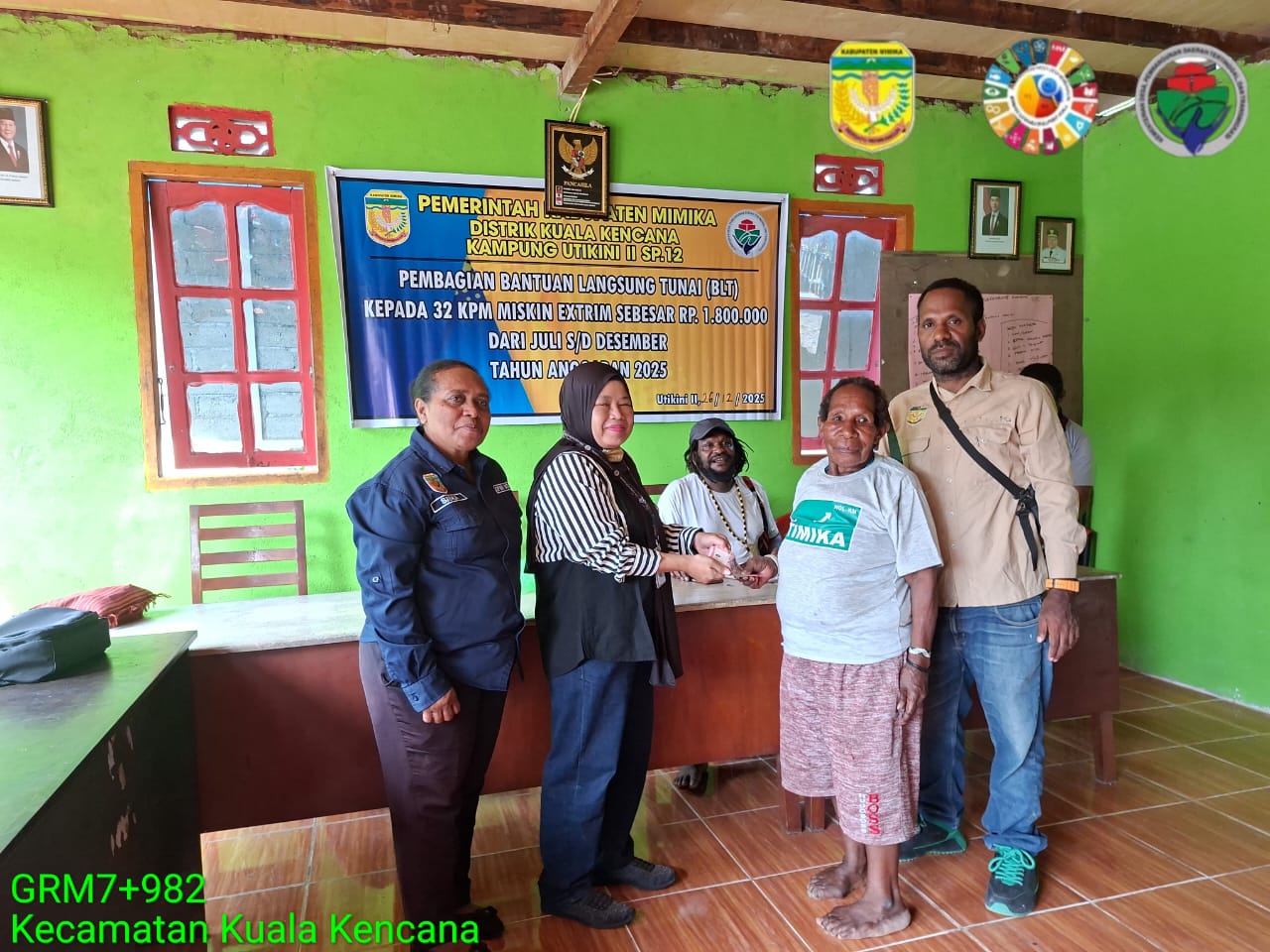 Pendamping desa, ibu samsiah saat menyerahkan BLT kepada seorang warga disaksikan oleh pendamping desa dan Kepala Kampung Utikini II, Merinus Kogoya