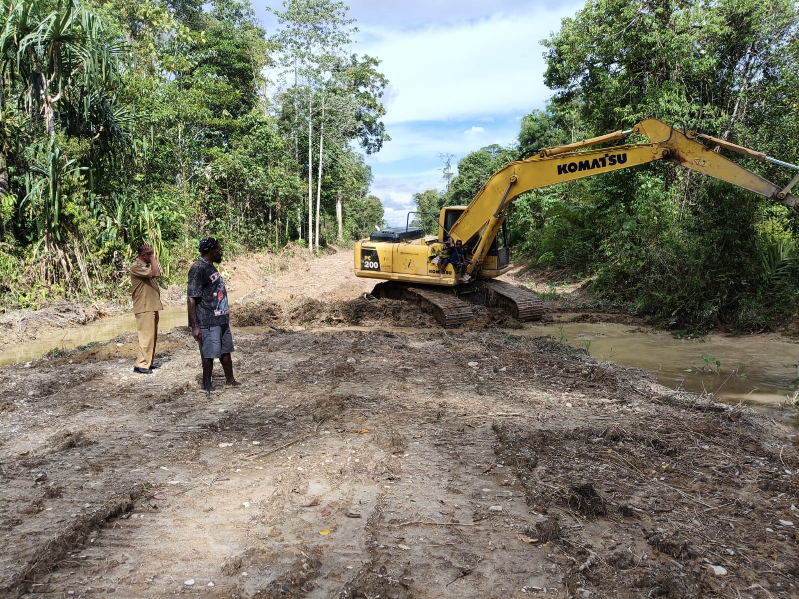 Kepala Kampung Karya Kencana Rakam Suntoro saat meninjau pembukaan jalan dalam kampung 