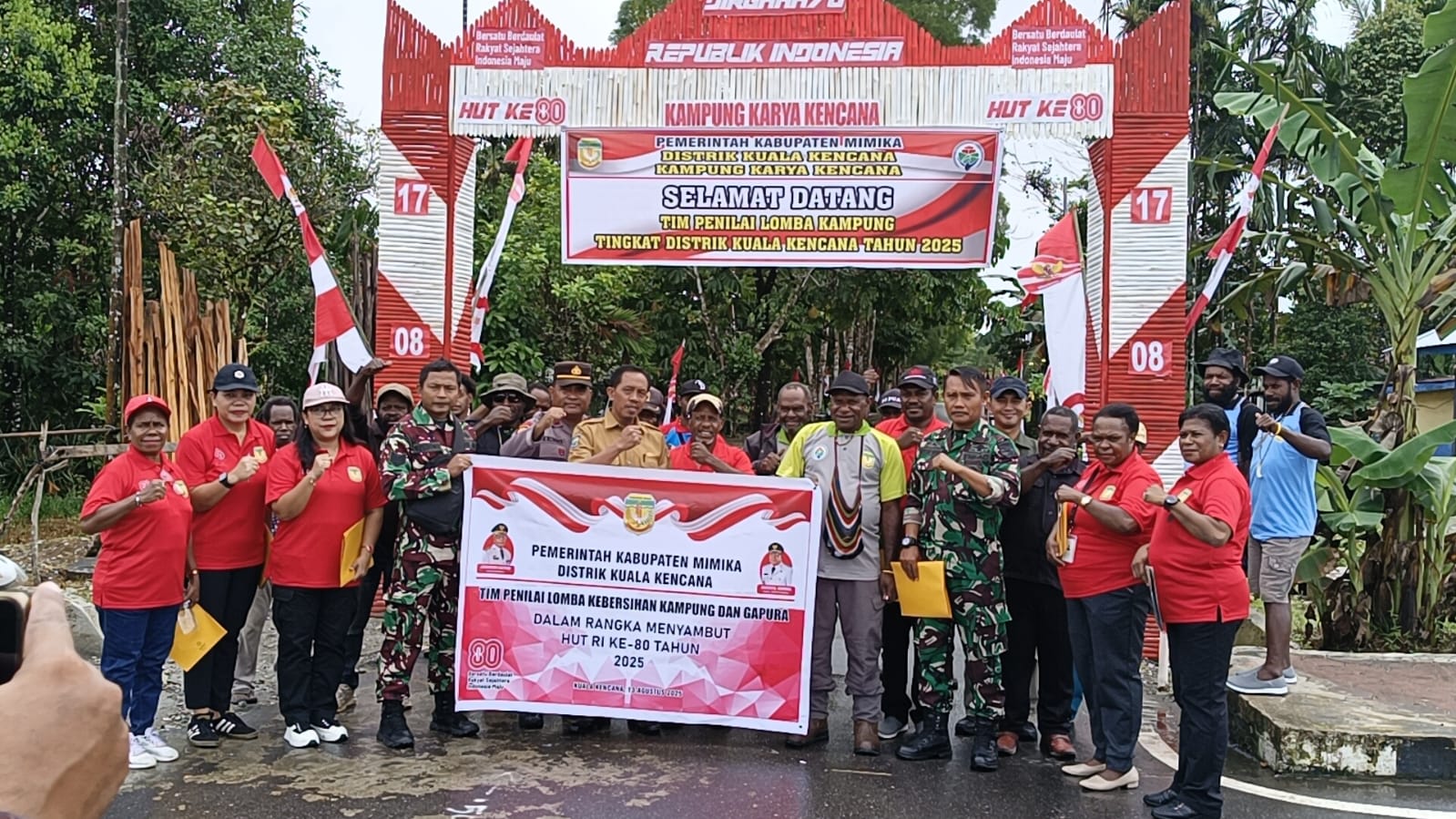 Tim penilai lomba kebersihan kampung dari Distrik Kuala Kencana saat mengunjungi Kampung Karya Kencana