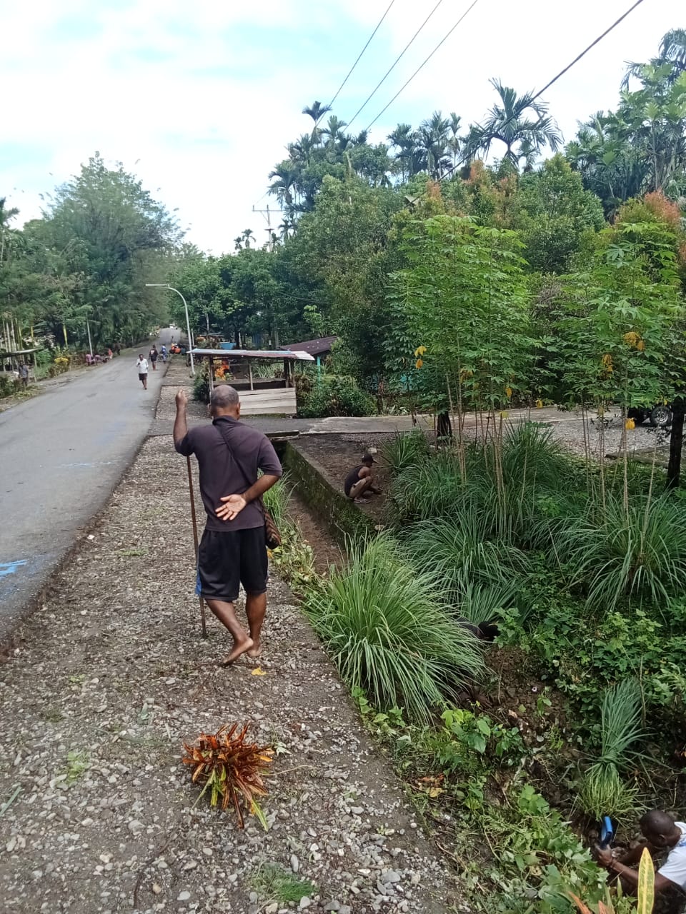 Kegiatan padat karya pembersihan Parit