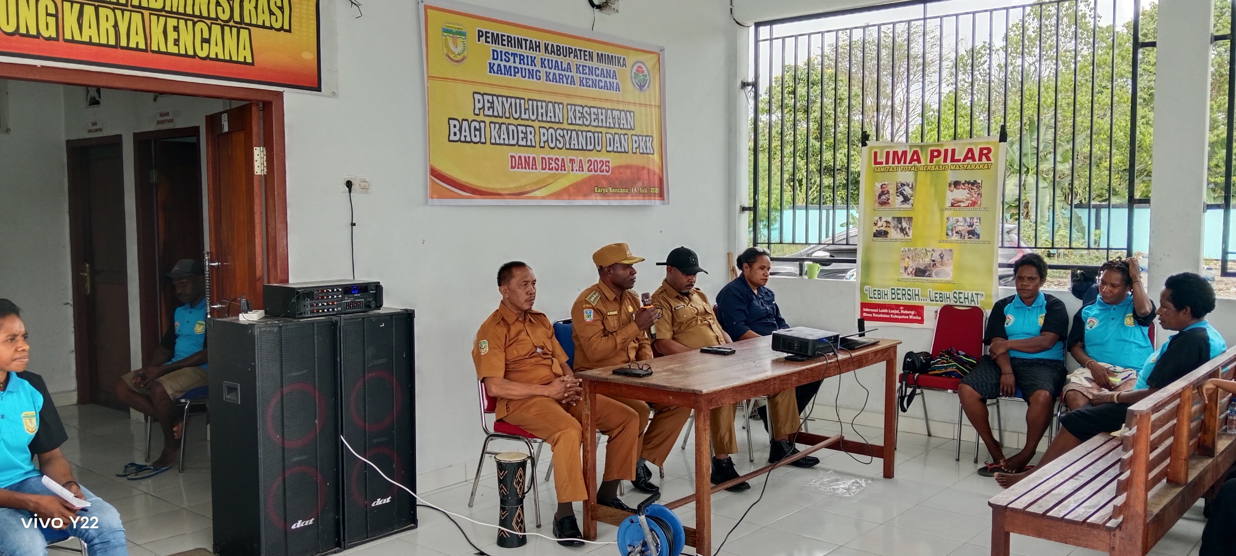 Kepala Distrik Kuala Kencana Yemi Gobai saat memberikan sambutan