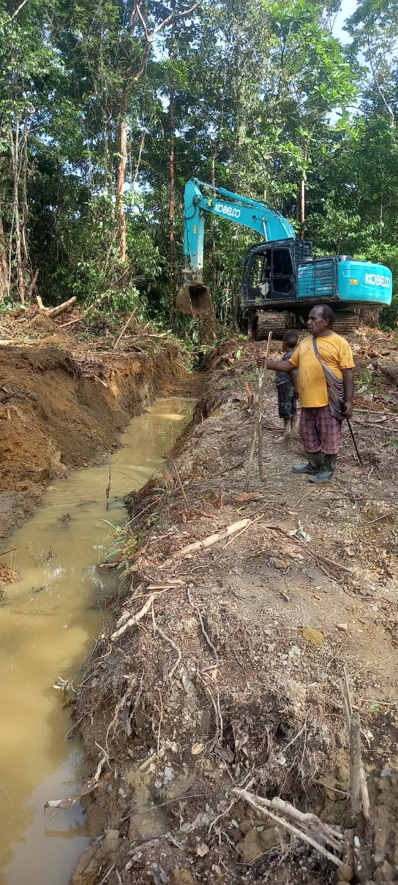 Aparatur kampung saat meninjau lokasi normalisasi sungai