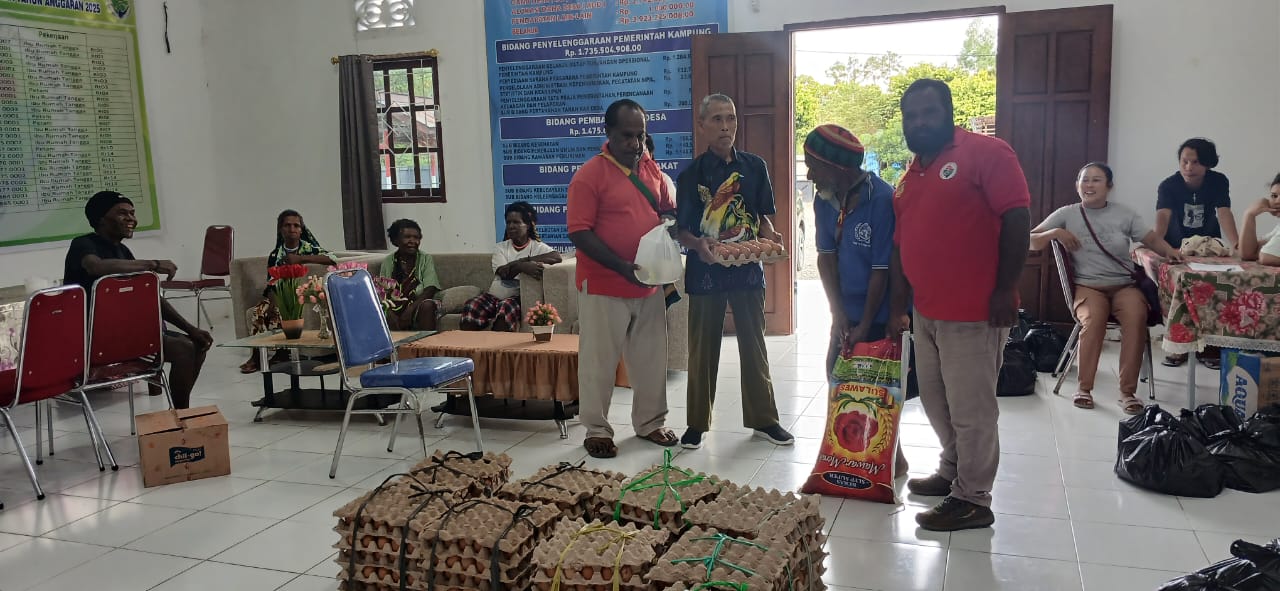 Penyaluran bantuan sembako yang dilakukan oleh Kampung Utikini I kepada warganya