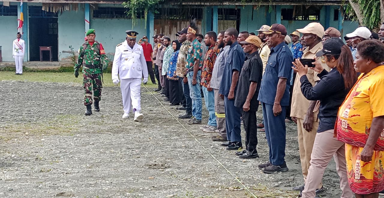 Kepala Distrik Mimika Timur Jauh saat melakukan pengecekan pasukan sebelum pelaksanaan upacara