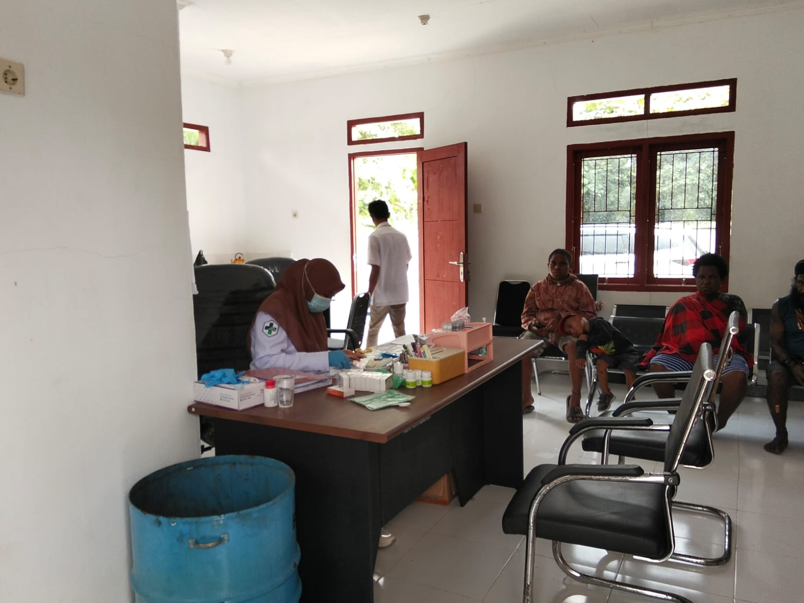 Beberapa warga yang sakit sedang memeriksa kesehatannya ke pustu
