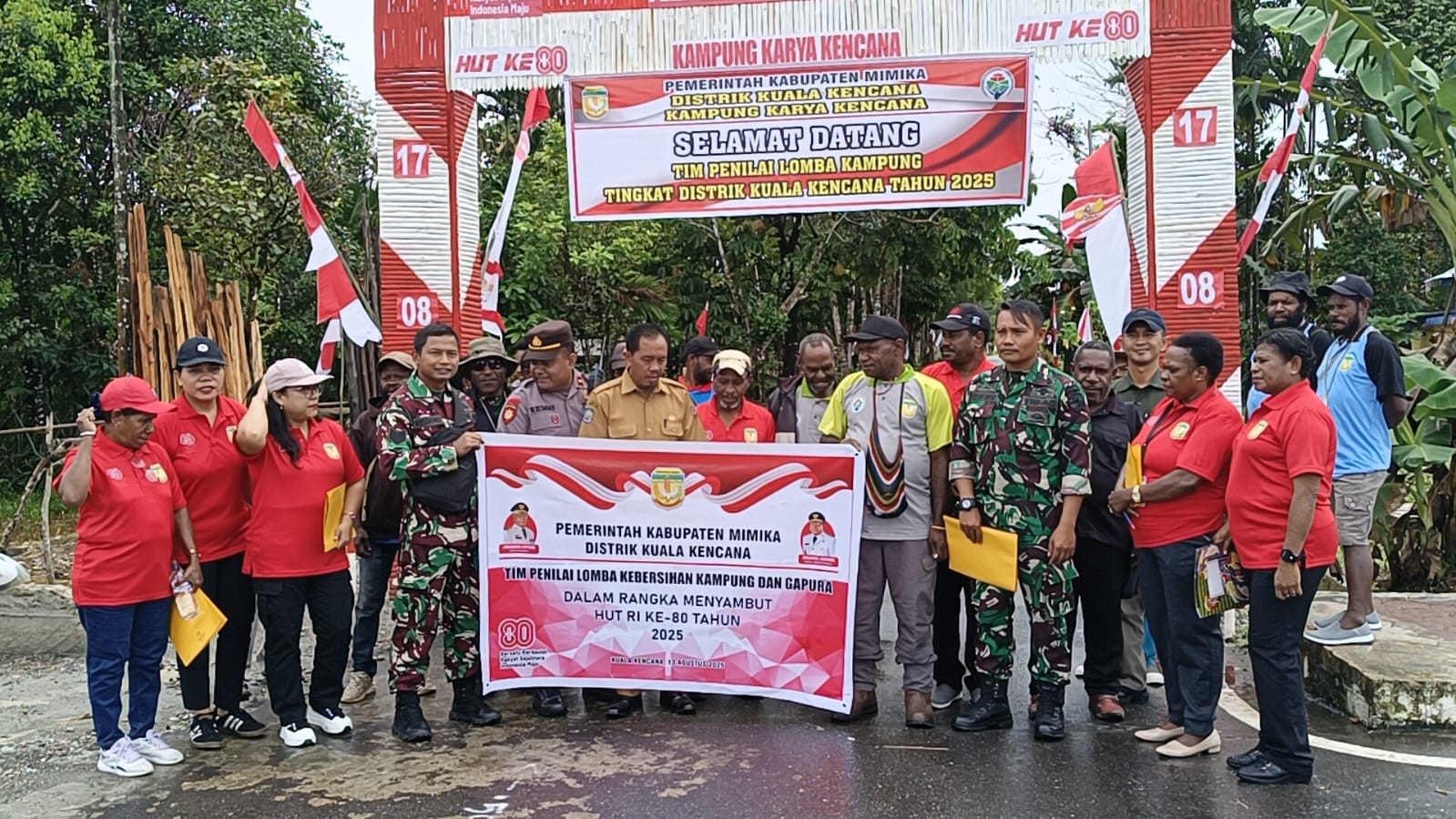 Tim penilai lomba kebersihan kampung dari Distrik Kuala Kencana saat mengunjungi Kampung Karya Kencana