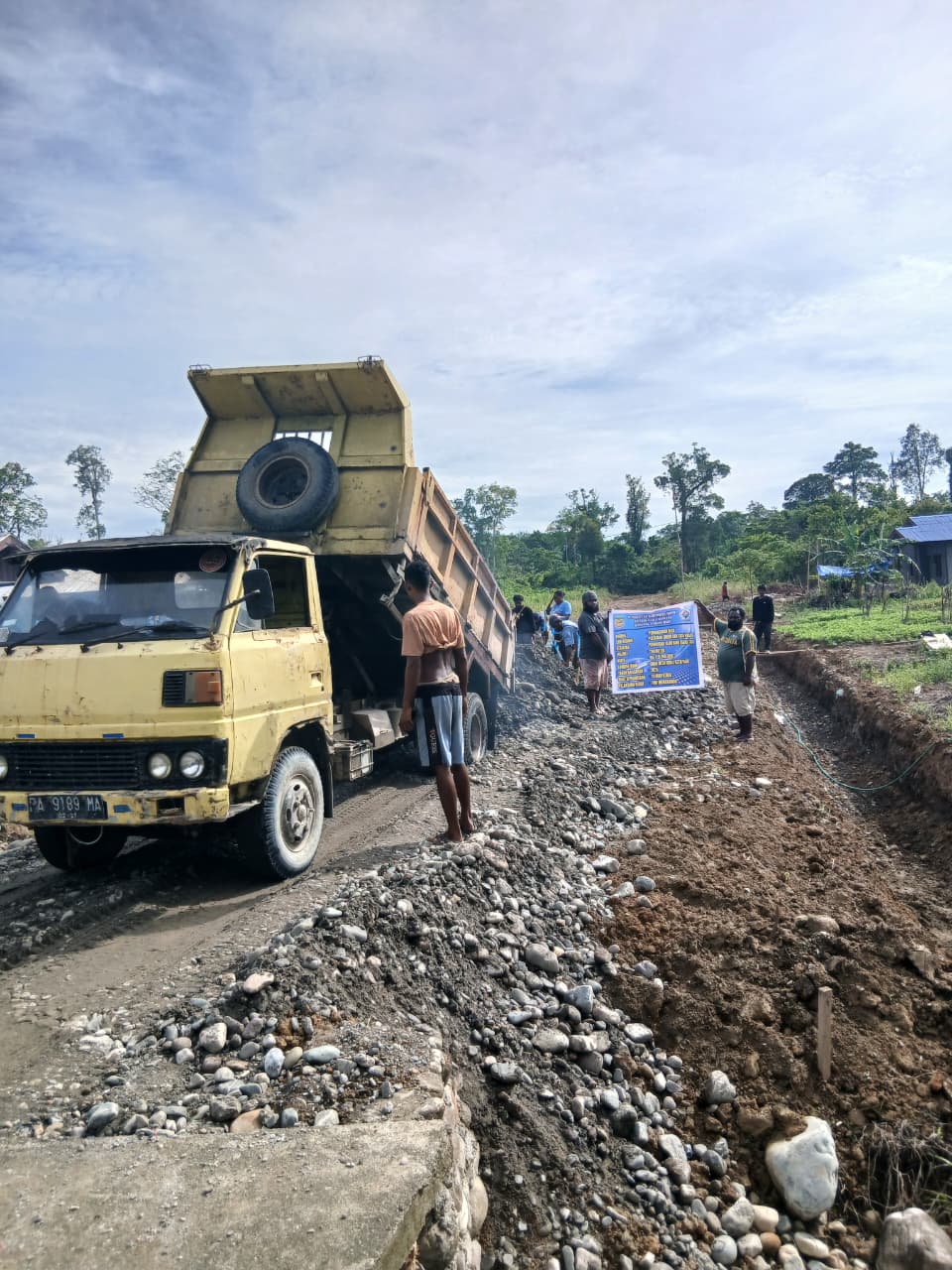 Suasana warga saat menimbun jalan kebun 