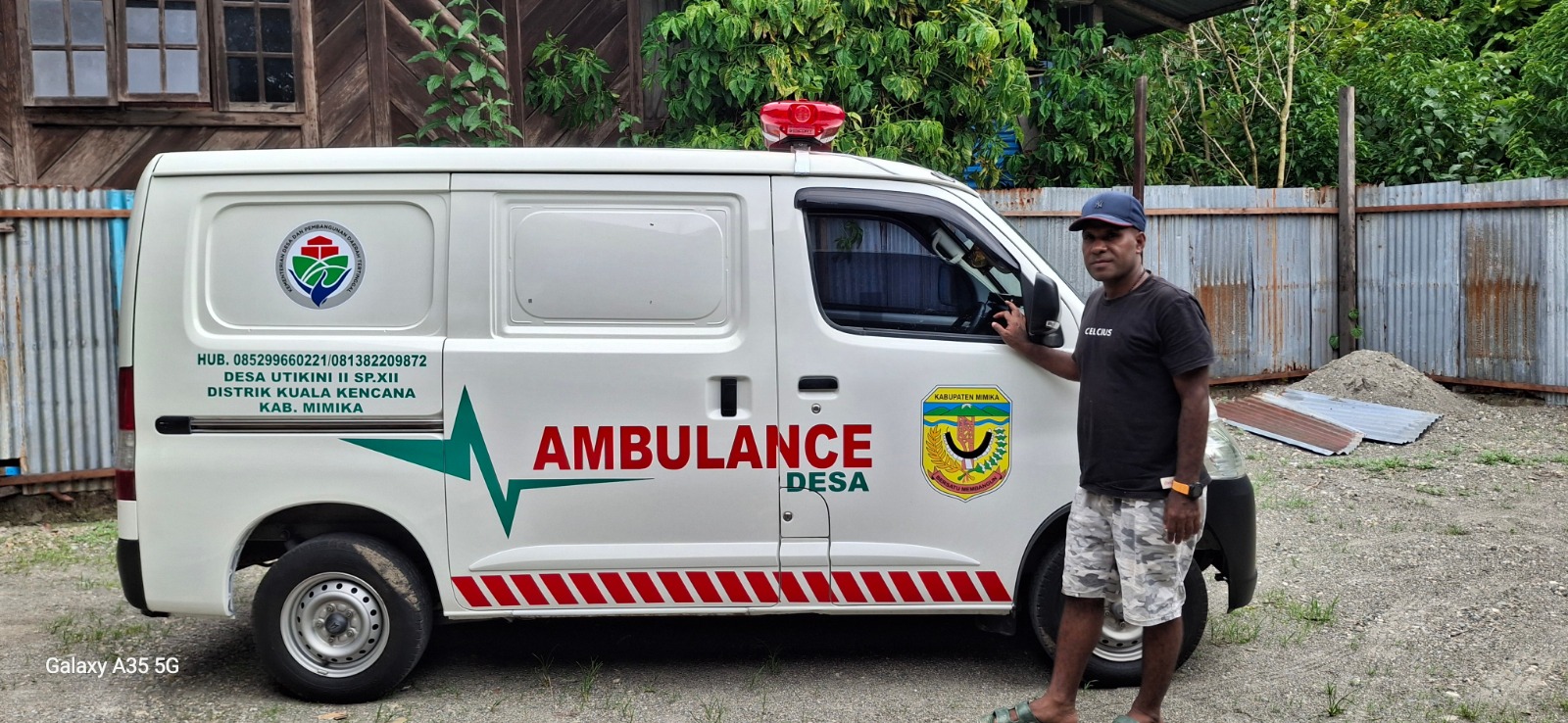 Kepala Kampung Utikini Dua Merinus Kogoya saat foto di samping mobil ambulan pengadaan dari Kampung Utikini Dua 