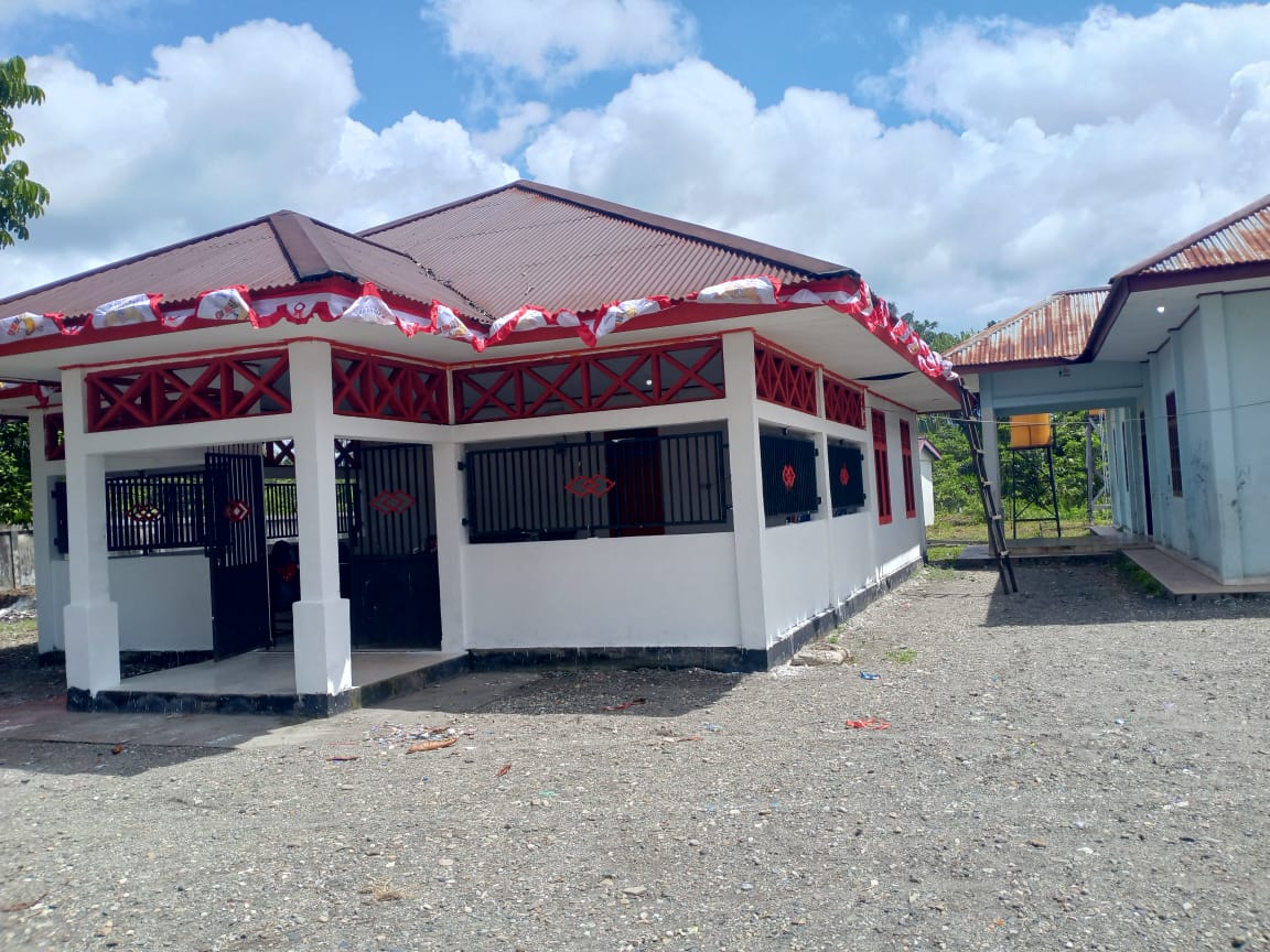 Kantor Kampung Mimika Gunung yang telah direnovasi dan dipasangi umbul-umbul