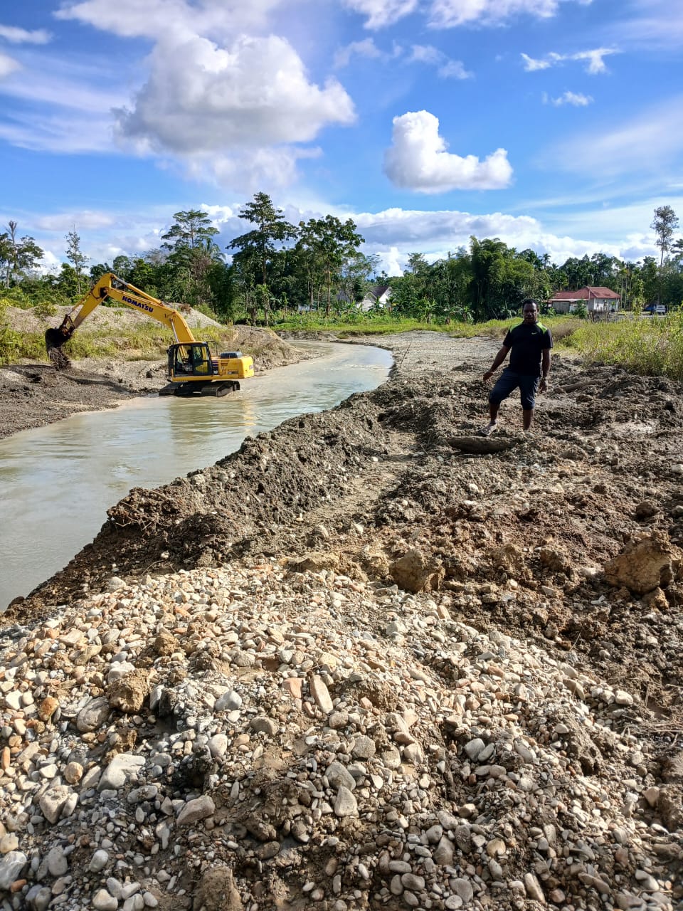 Excavator saat melakukan normalisasi sungai
