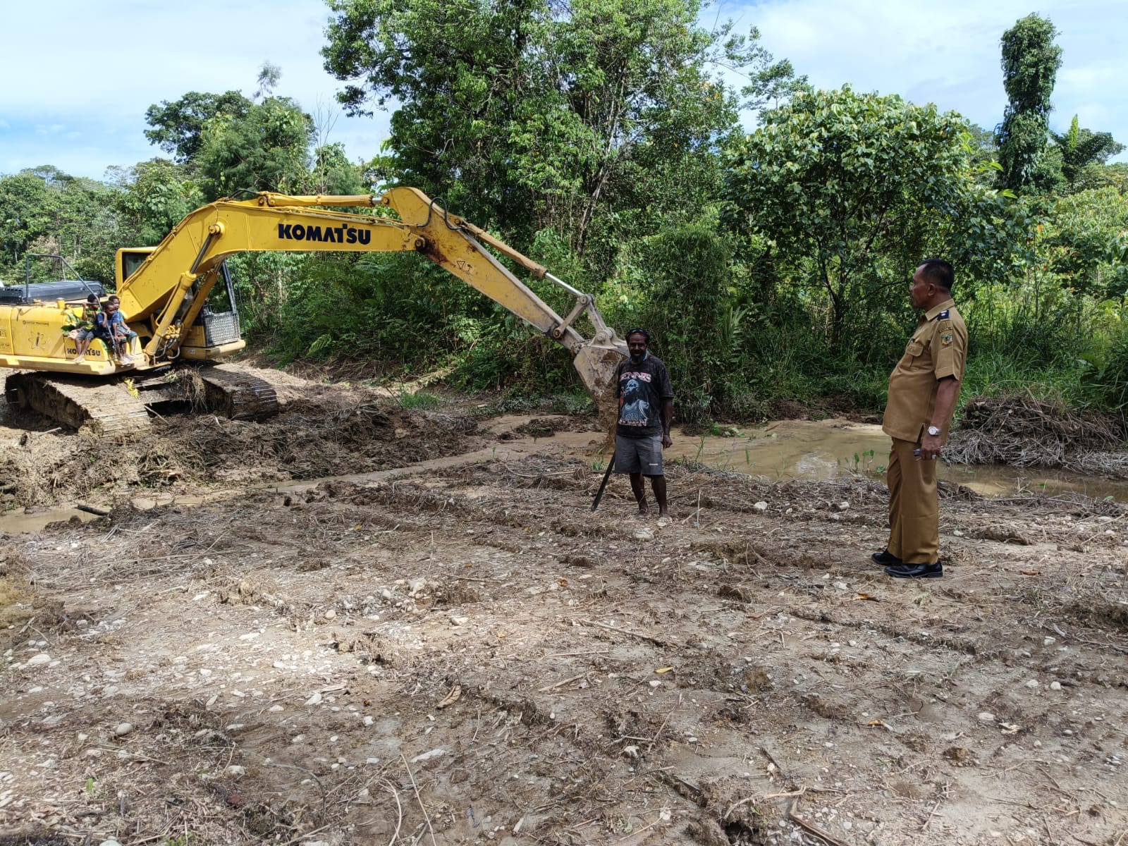 Kepala Kampung Karya Kencana Rakam Suntoro saat meninjau pembukaan jalan dalam kampung