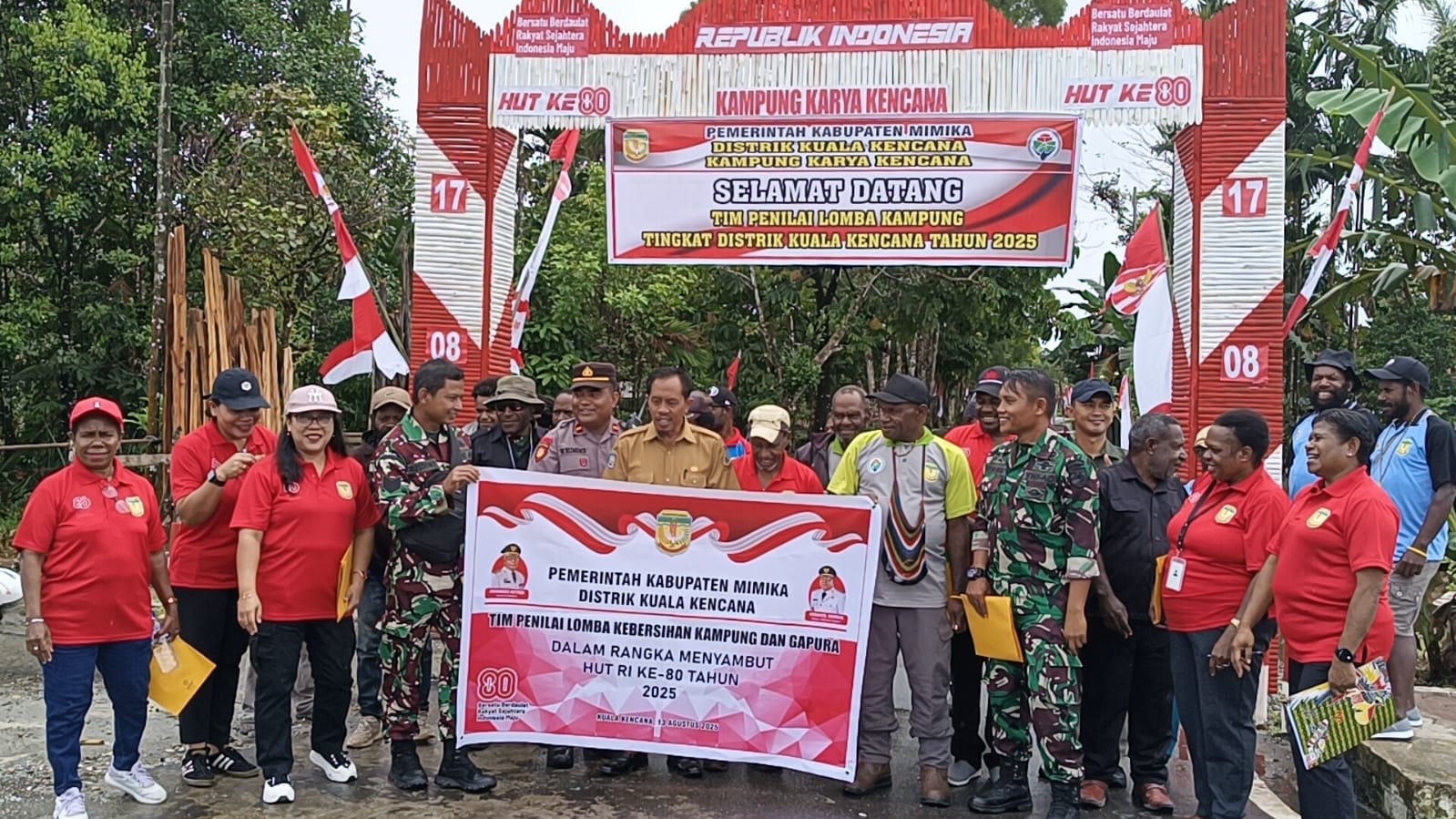 Tim penilai lomba kebersihan kampung dari Distrik Kuala Kencana saat mengunjungi Kampung Karya Kencana