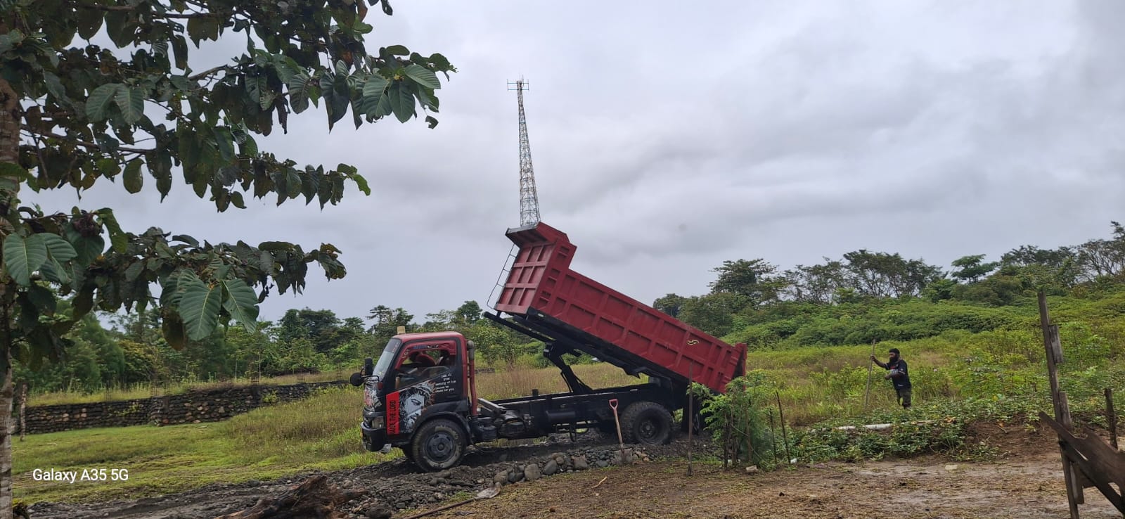 Suasana penimbunan Jalan pemukiman warga
