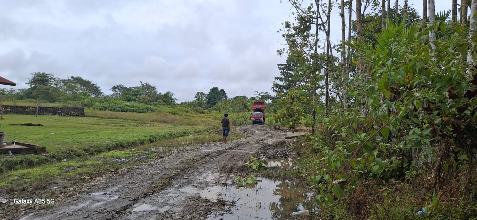 Suasana penimbunan Jalan pemukiman