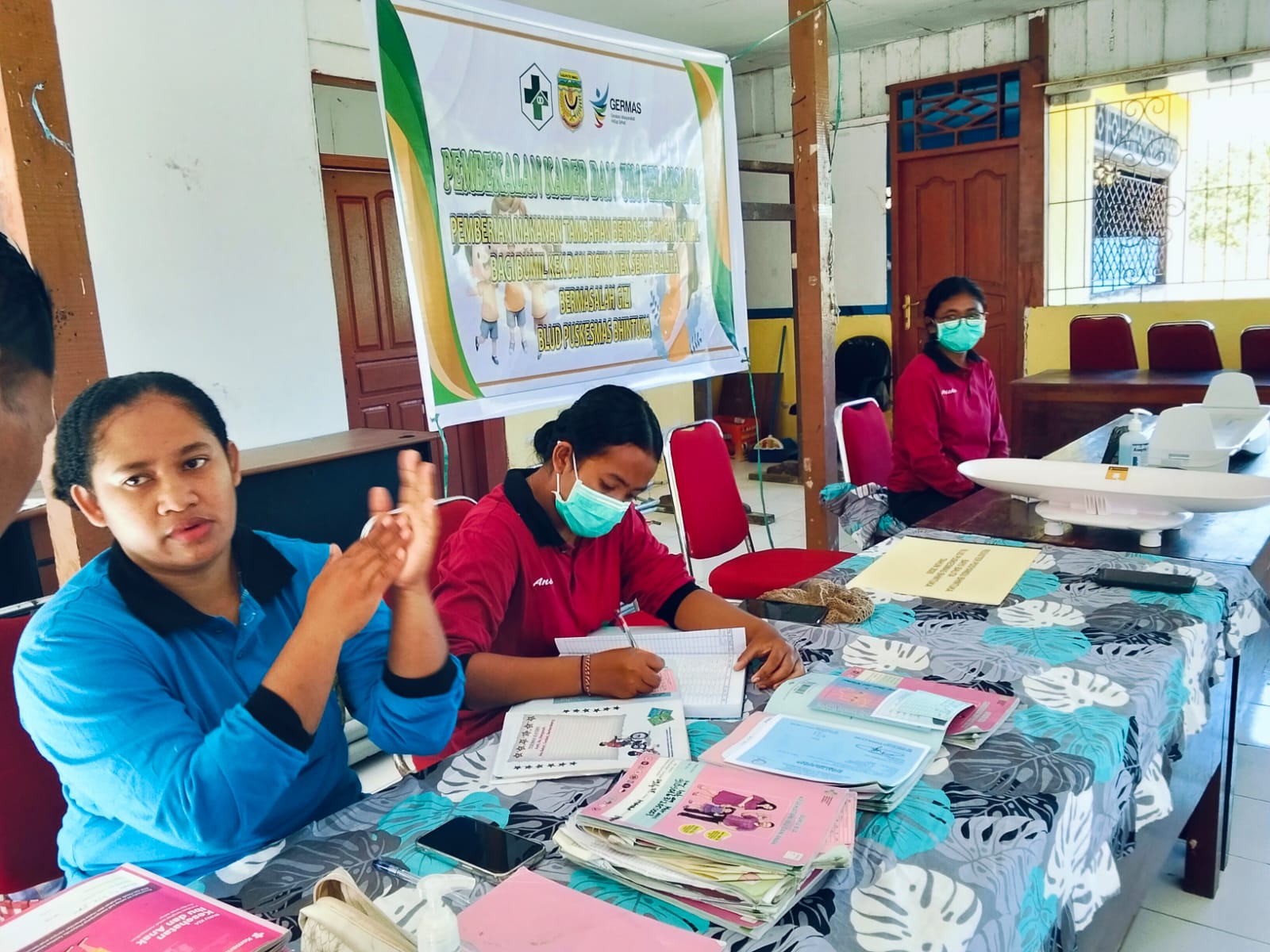 Para petugas kesehatan dan para kader posyandu saat melakukan pencatatan sebelum melakukan pemeriksaan kesehatan 