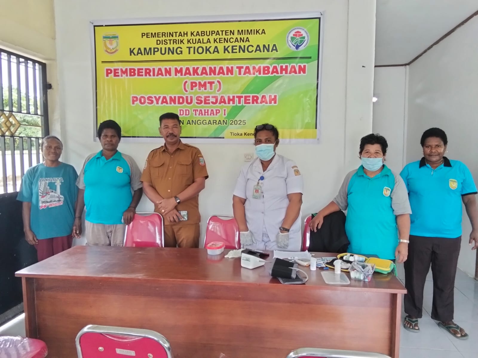 Foto bersama Sekertaris Kampung Tioka Kencana, Andi Sahrul Akbar bersama pegawai puskesmas dan juga kader-kader posyandu
