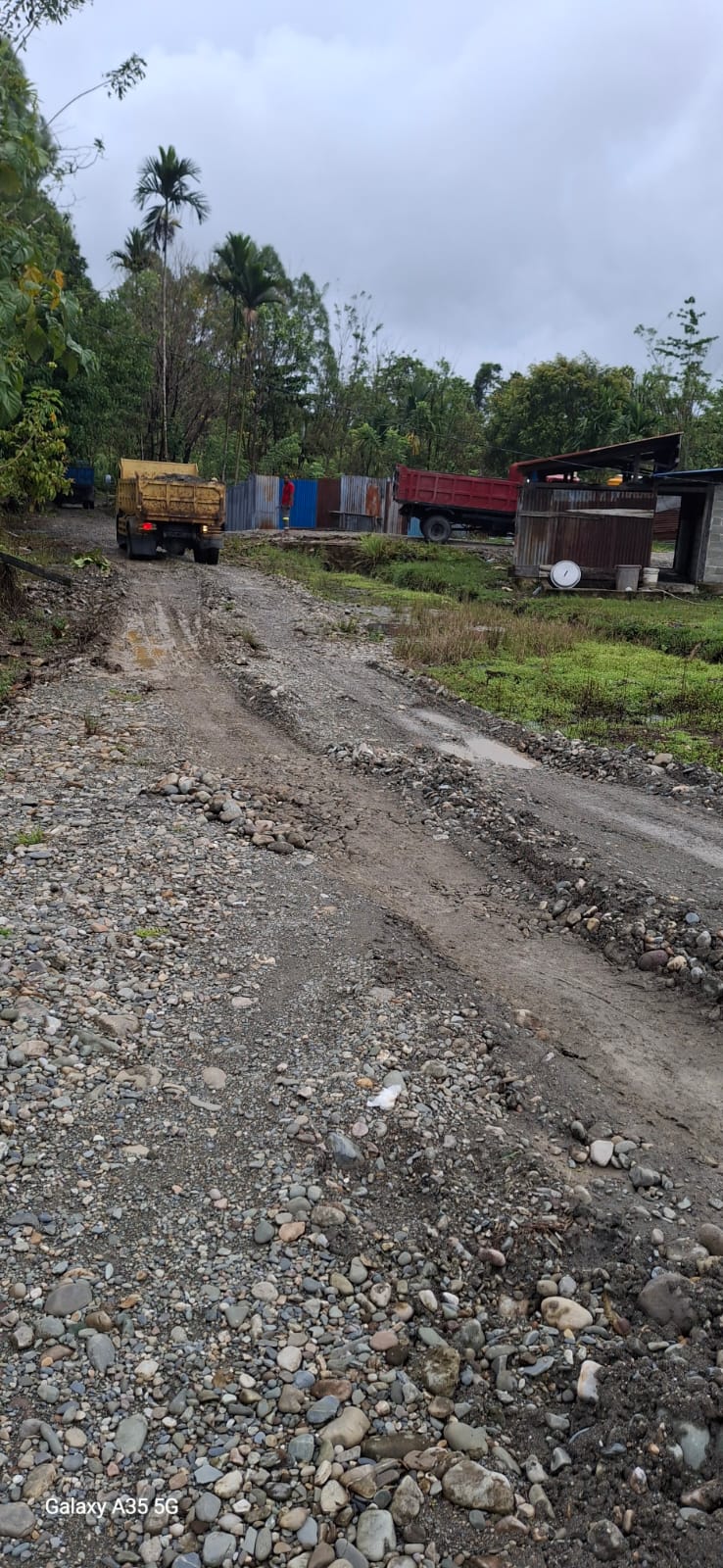 Suasana penimbunan Jalan pemukiman warga