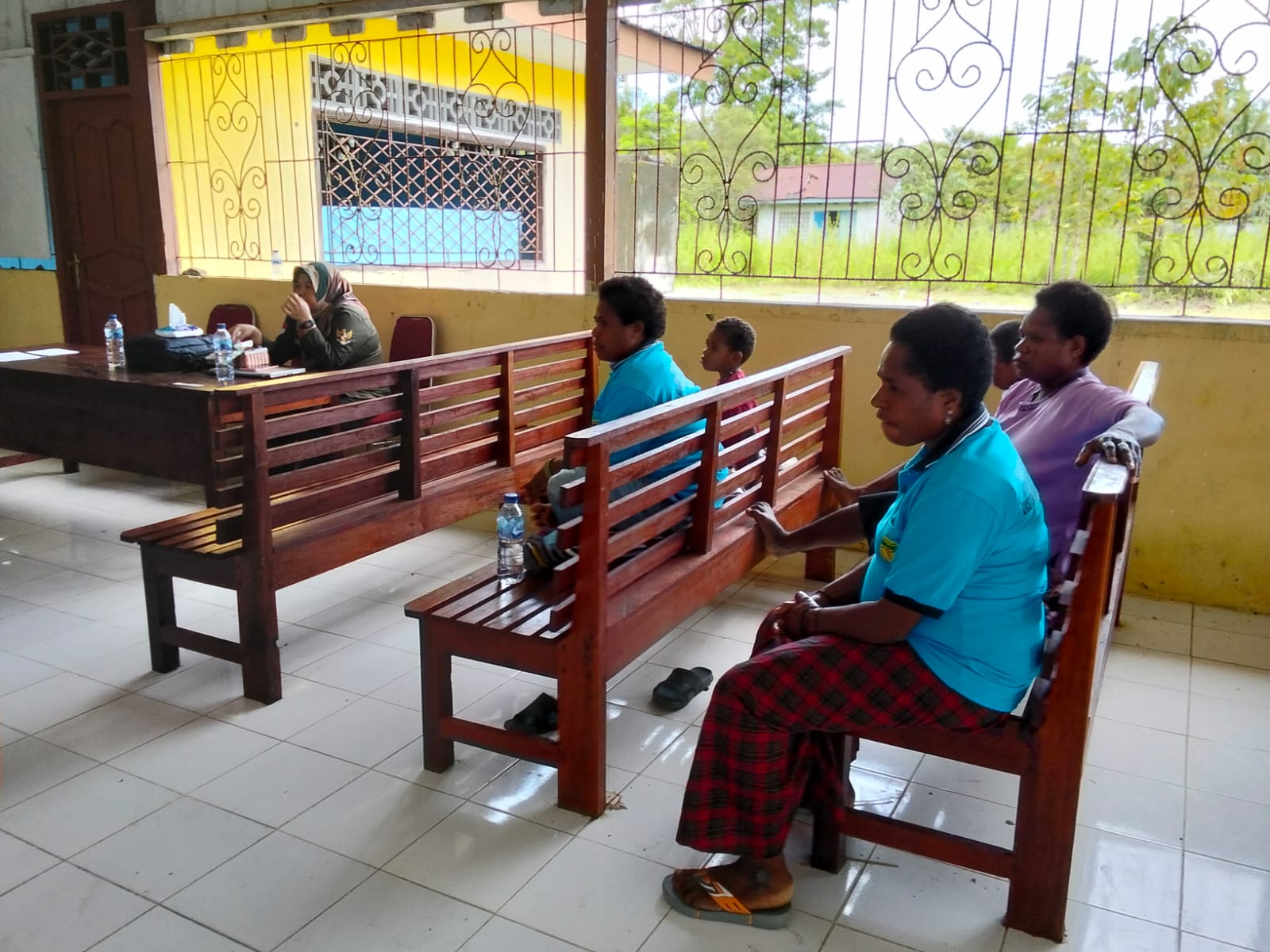Peserta saat mengikuti pelatihan menganyam noken
