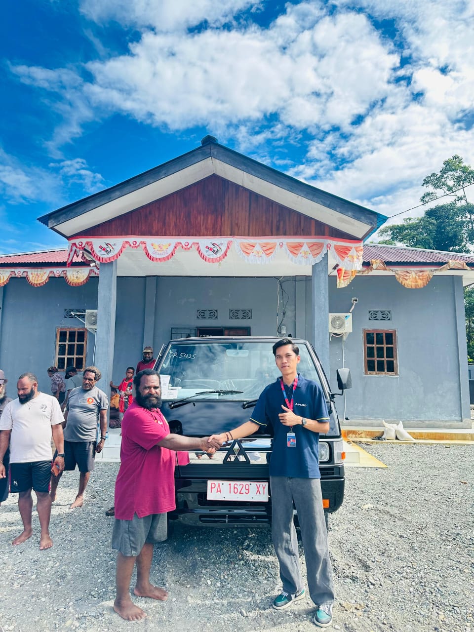 Kampung Utikini I saat foto bersama spanduk kegiatan dan mobil pickup