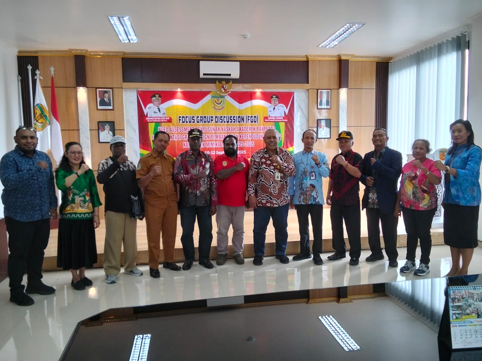 Foto bersama pada saat pertemuan terkait masukan Ranperda Pembangunan Kependudukan