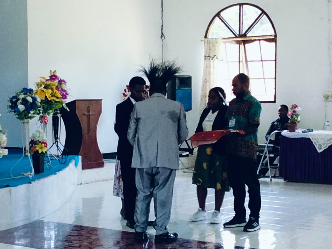 Pengalungan noken kepada para perwakilan tokoh gereja 