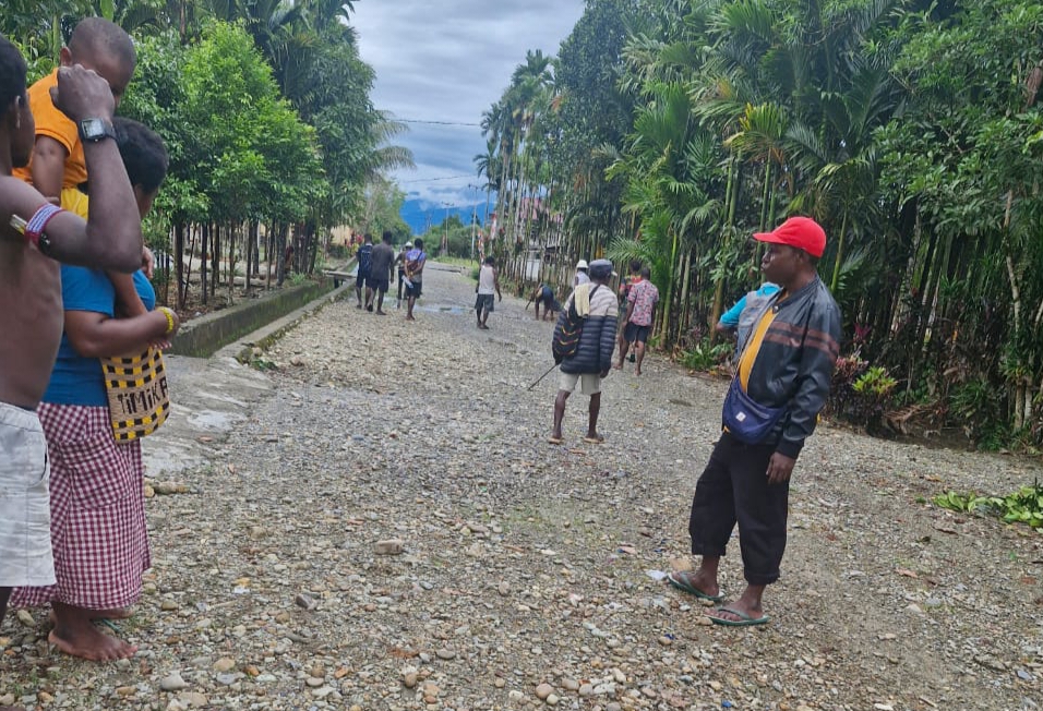 Foto bersama Warga Kampung Jimbi sedang melakukan pembersihan jalan dan parit
