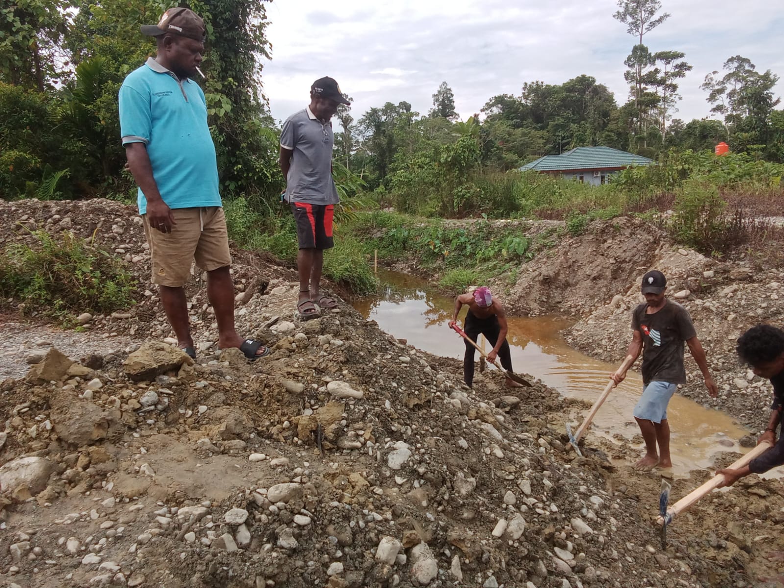 Kepala Kampung Mimika Gunung Primus Kobogau saat melihat langsung proses pembuatan jembatan penghubung 