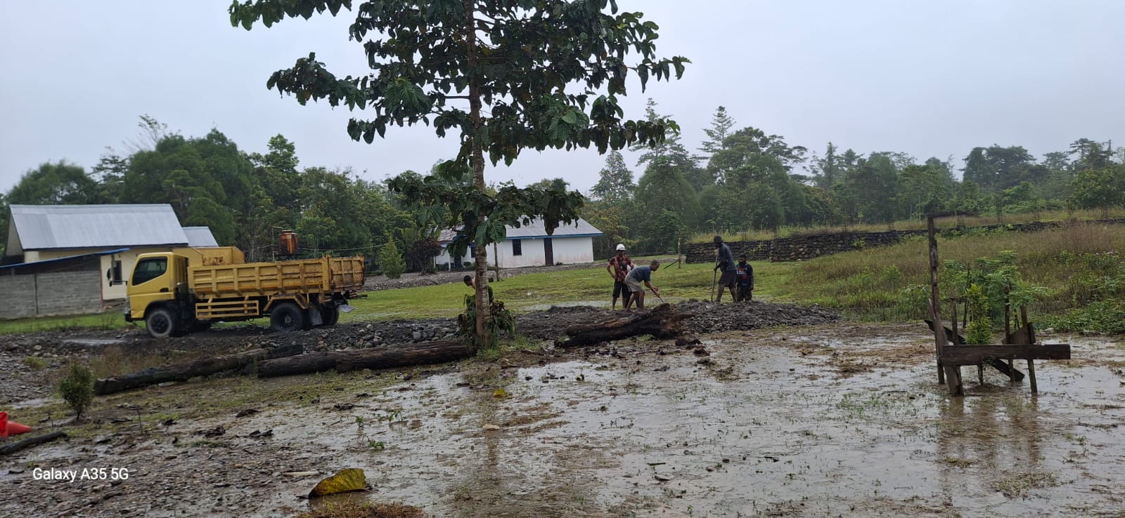 Suasana penimbunan Jalan pemukiman warga