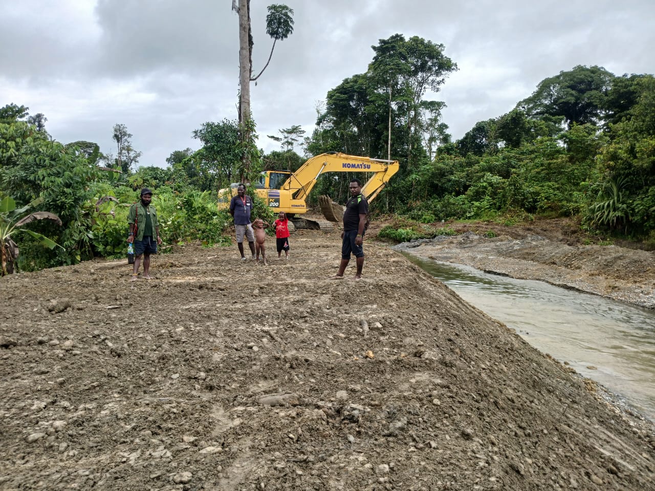 Excavator saat mengangkat material dari dalam sungai