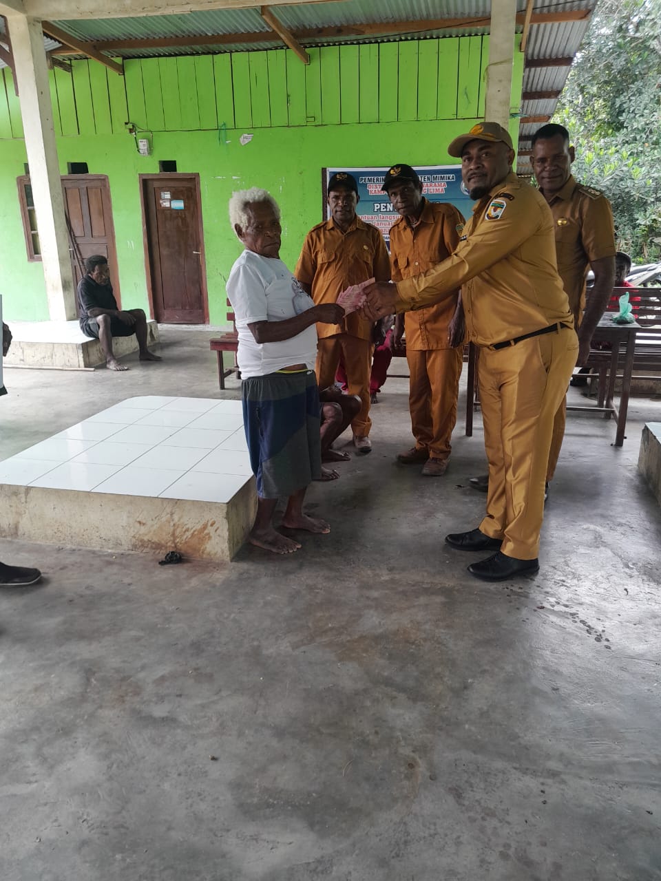 30 KPM DI KAMPUNG BINTANG LIMA TERIMA BLT TAHAP PERTAMA, PENYALURAN DILAKUKAN DI KANTOR SEMENTARA