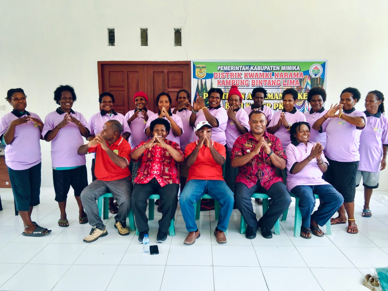 Kepala Distrik Kwamki Narama Edwin Habuebi bersama Kepala Kampung Bintang Lima Marthinus Kogoya saat foto bersama dengan Kader Posyandu Kampung Bintang Lima 