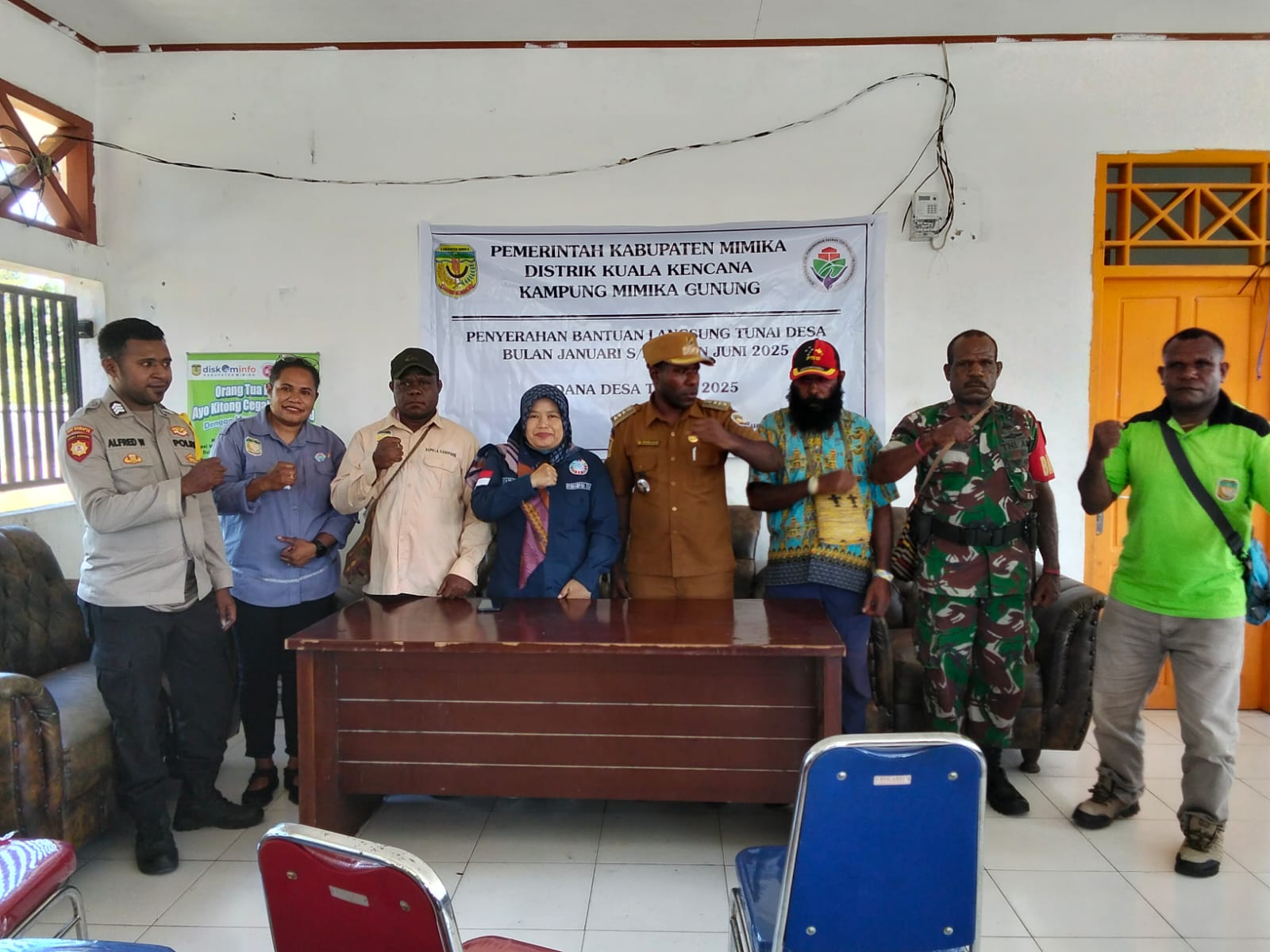 Kepala Kampung Mimika Gunung Primus Kobogau foto bersama Kepala Distrik kuala Kencana dan pendamping desa sebelum penyaluran BLT