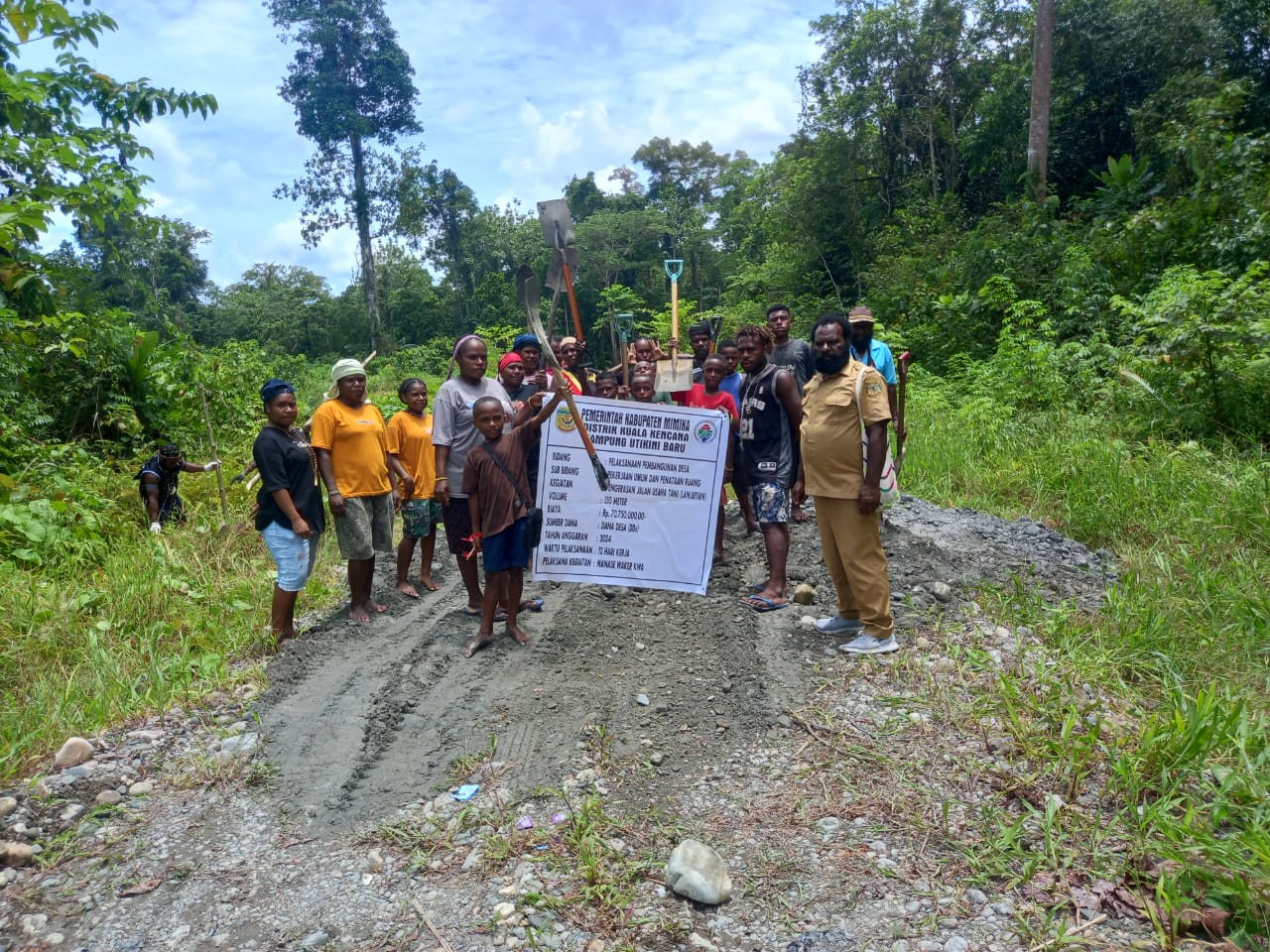 Kepala Kampung Utikini Satu bersama warga saat membantu menimbun jalan