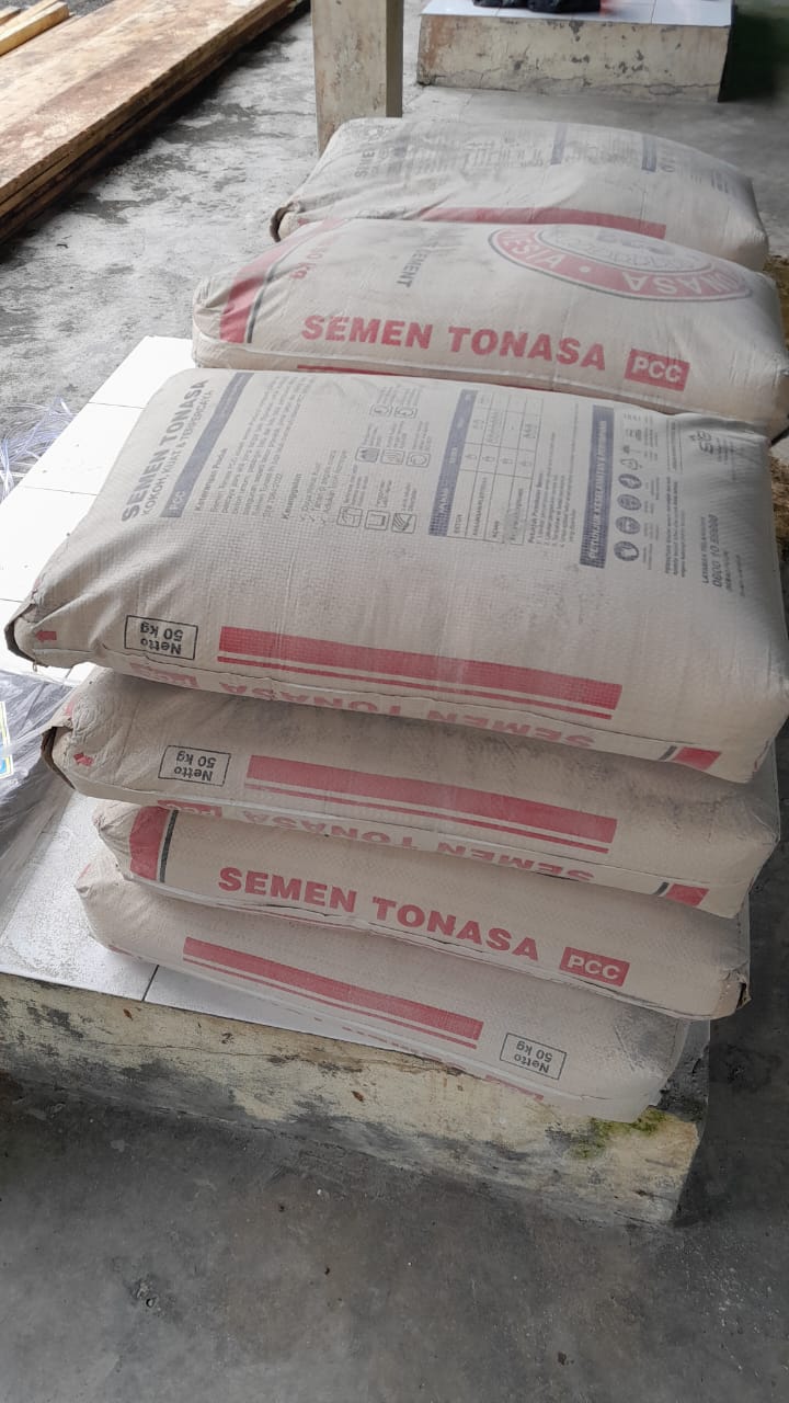 Bahan bangunan berupa semen yang telah diangkut ke lokasi pembangunan