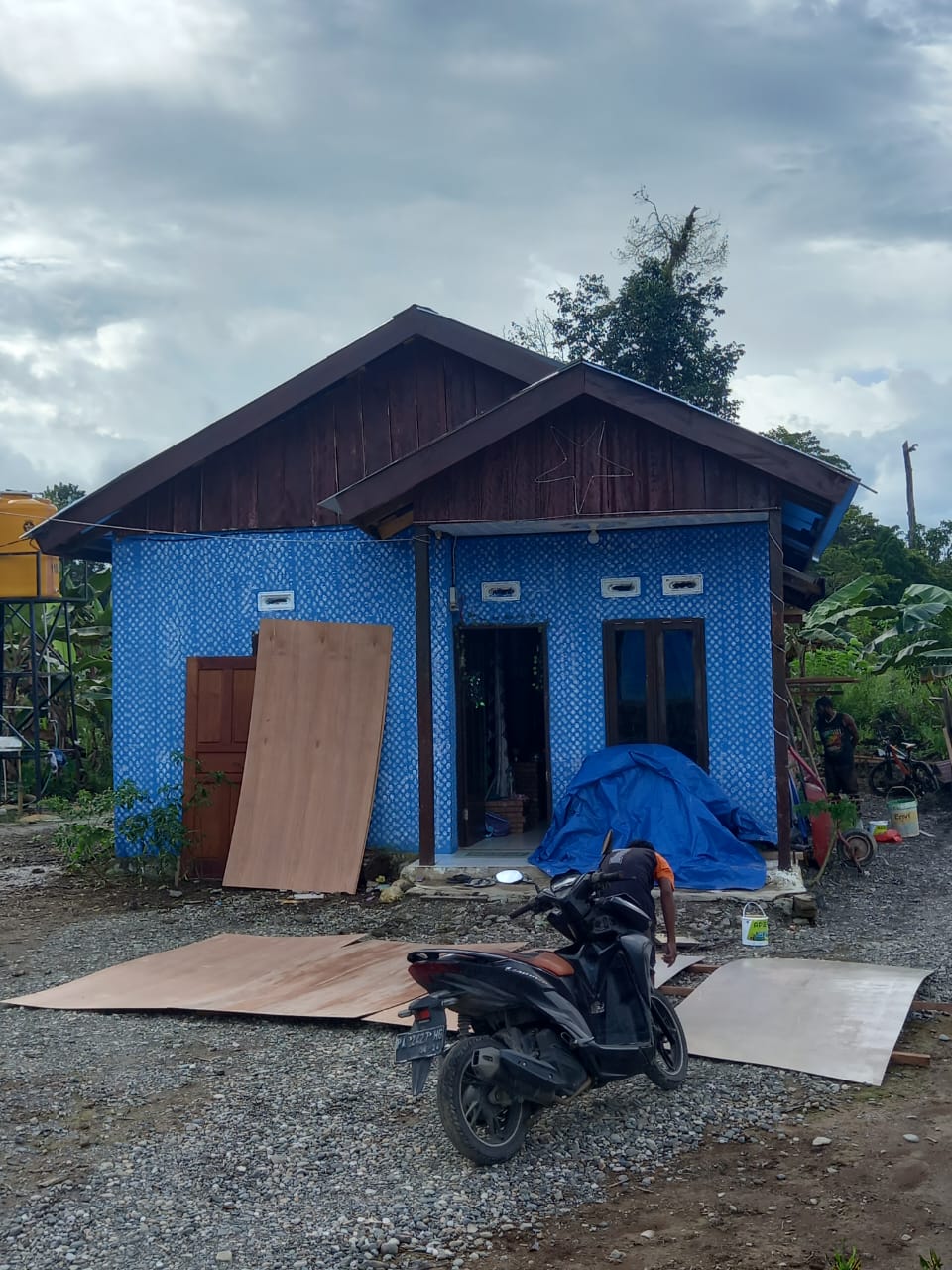 Rumah layak huni yang dibangun oleh Pemerintah Kampung Utikini Satu dengan anggaran yang bersumber dari Dana Desa