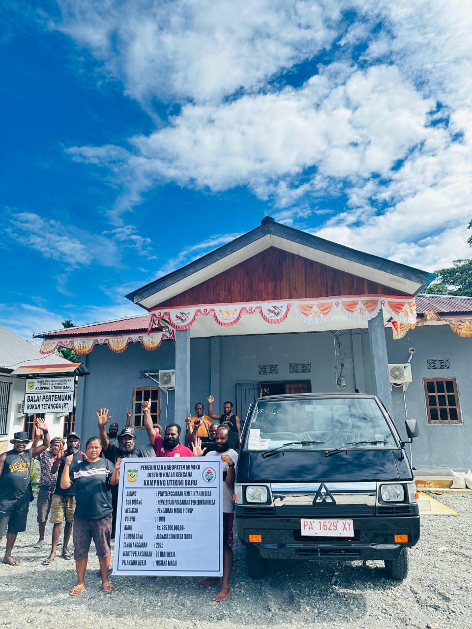 Kampung Utikini I saat foto bersama spanduk kegiatan dan mobil pickup