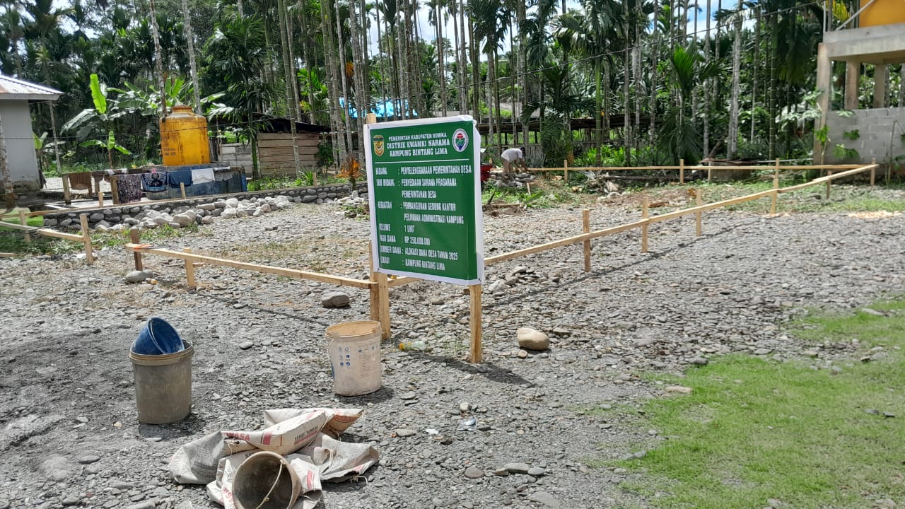 Spanduk kegiatan yang dipasang dilokasi pembangunan Kantor Kampung Bintang Lima