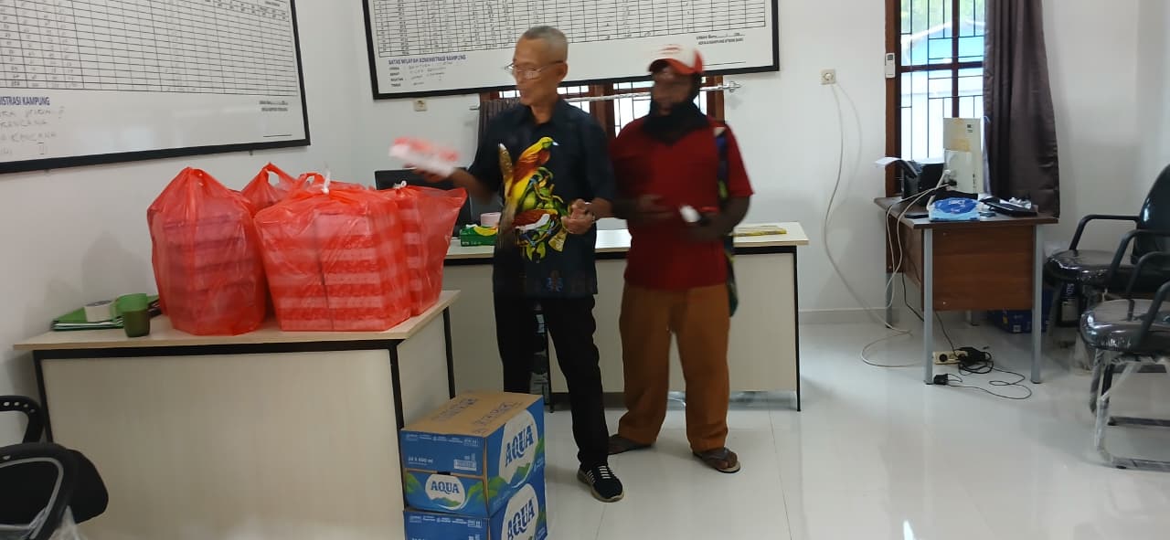 Seorang staf di Kampung Utikini Satu saat mengenakan baju yang di jahit oleh ibu-ibu PKK Kampung Utikini Satu