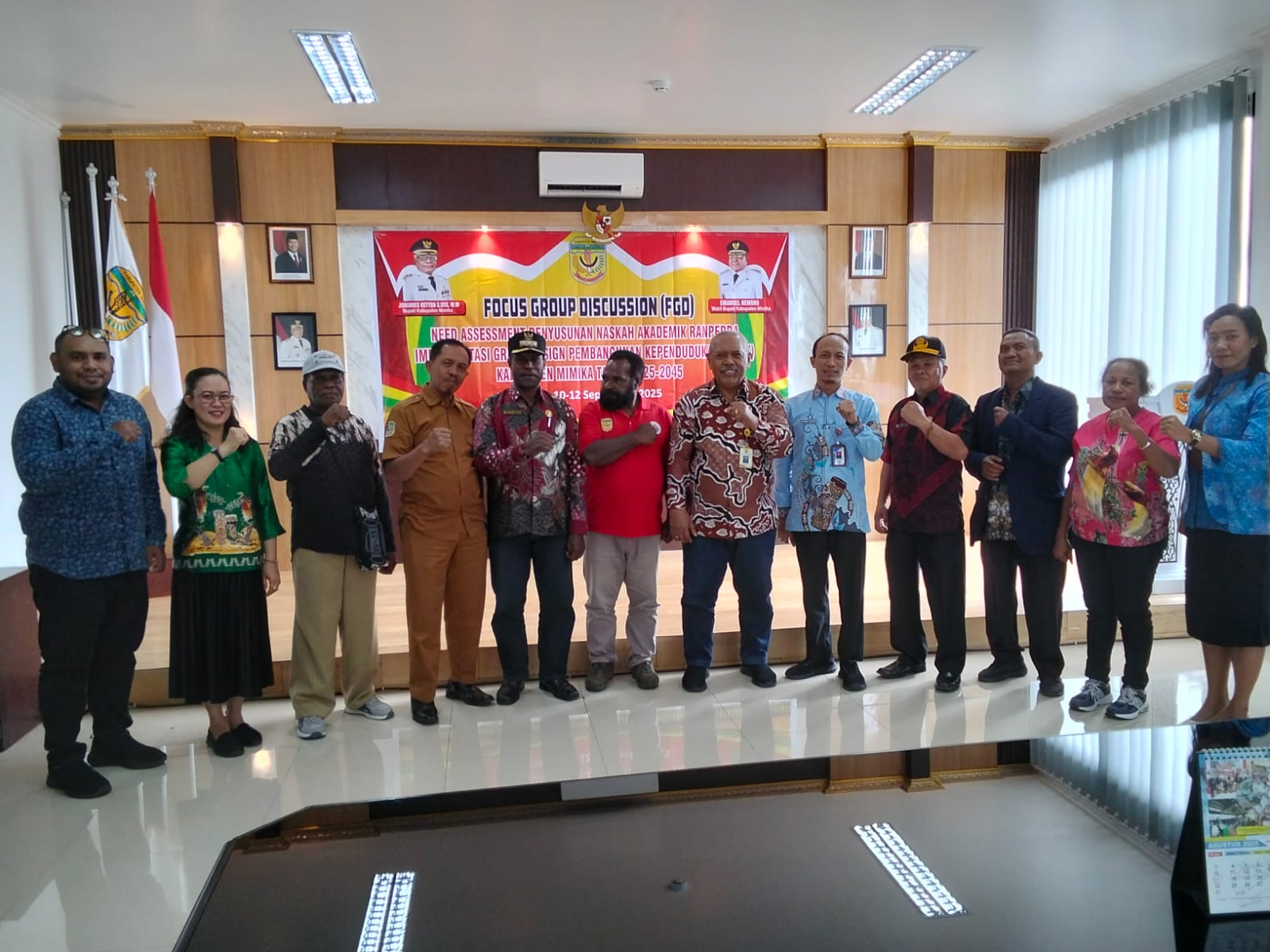 Foto bersama pada saat pertemuan terkait masukan Ranperda Pembangunan Kependudukan