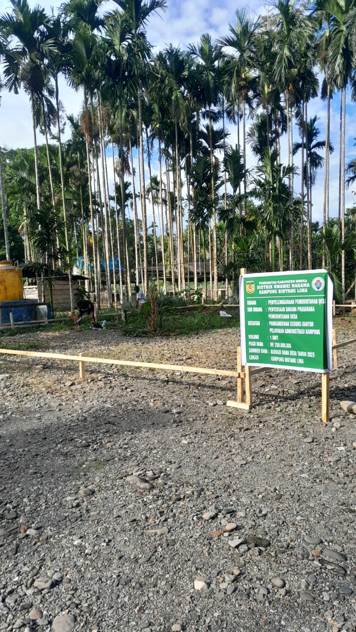 Papan spanduk kegiatan yang dipasang dilokasi pembangunan Kantor Kampung Bintang Lima