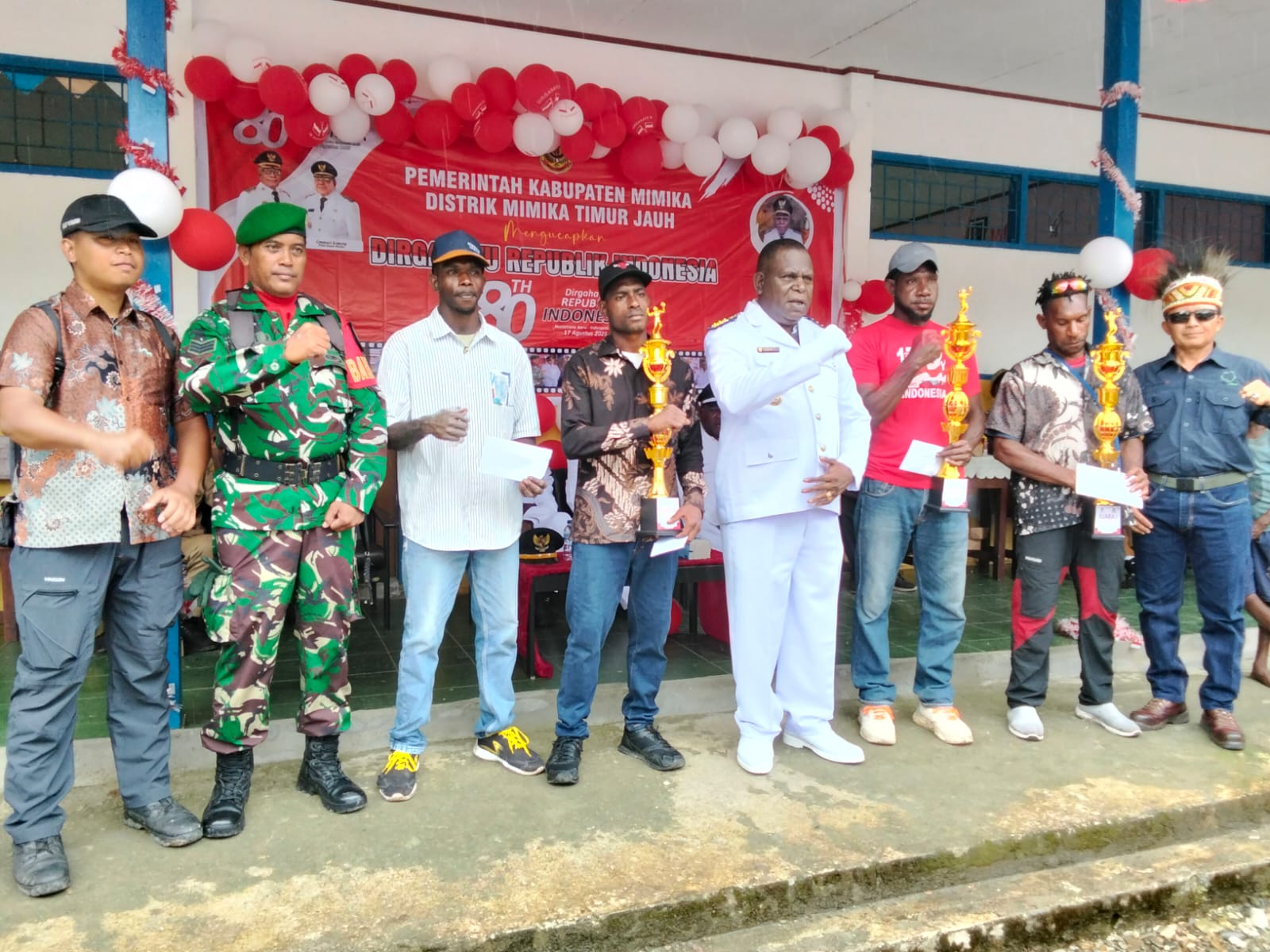 Foto bersama Kepala Distrik Mimika Timur Jauh, Yulius Katagame, Babinsa, Bhabinkamtibmas bersama para pemenang lomba