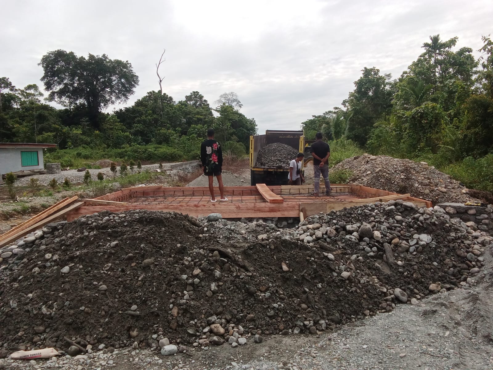 Proses pembuatan jembatan penghubung 