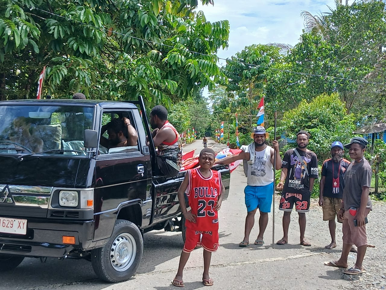 Mobil pickup yang telah digunakan untuk kegiatan kampung