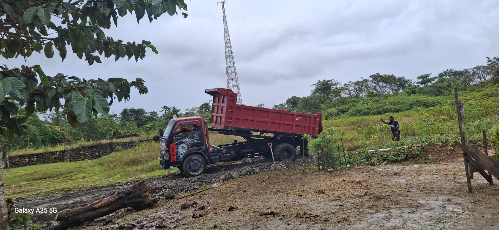 Suasana penimbunan Jalan pemukiman warga