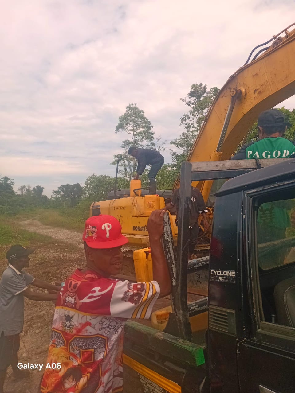 Alat berat saat merapikan dan membuat aliran sungai untuk mengantisipasi banjir merendam pemukiman warga 